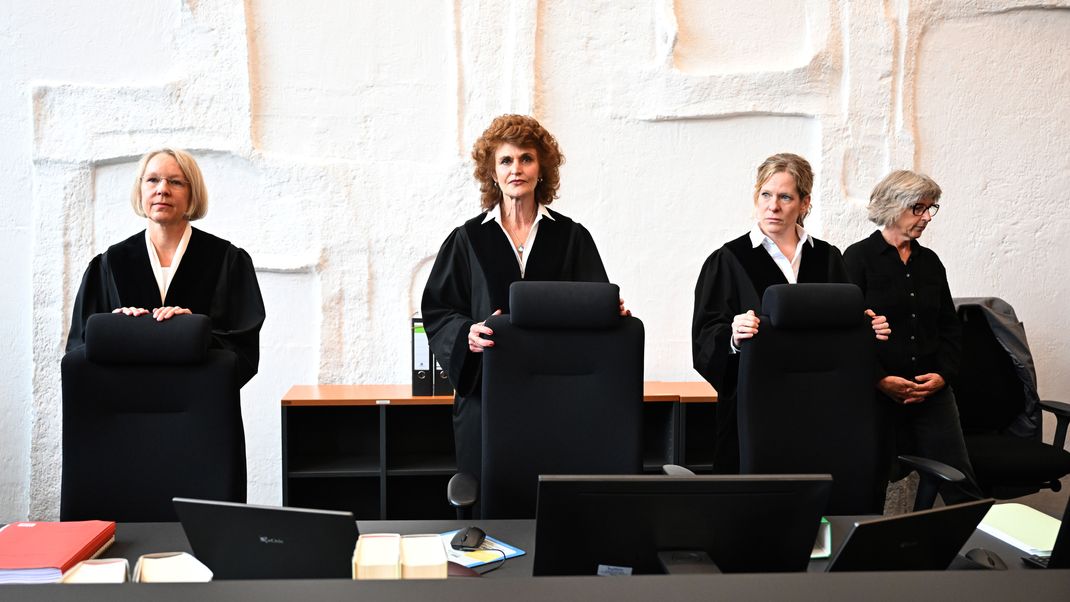 Die Richterin Heike Will (M) steht im Sitzungssaal des Amtsgerichts Laufen, in dem der Prozess um den mutmaßlichen Mord an der Studentin Hanna in Aschau neu verhandelt wir.