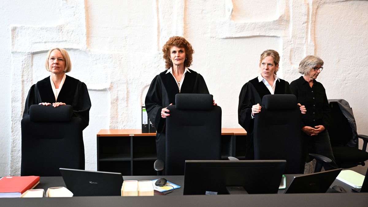 Die Richterin Heike Will (M) steht im Sitzungssaal des Amtsgerichts Laufen, in dem der Prozess um den mutmaßlichen Mord an der Studentin Hanna in Aschau neu verhandelt wir.