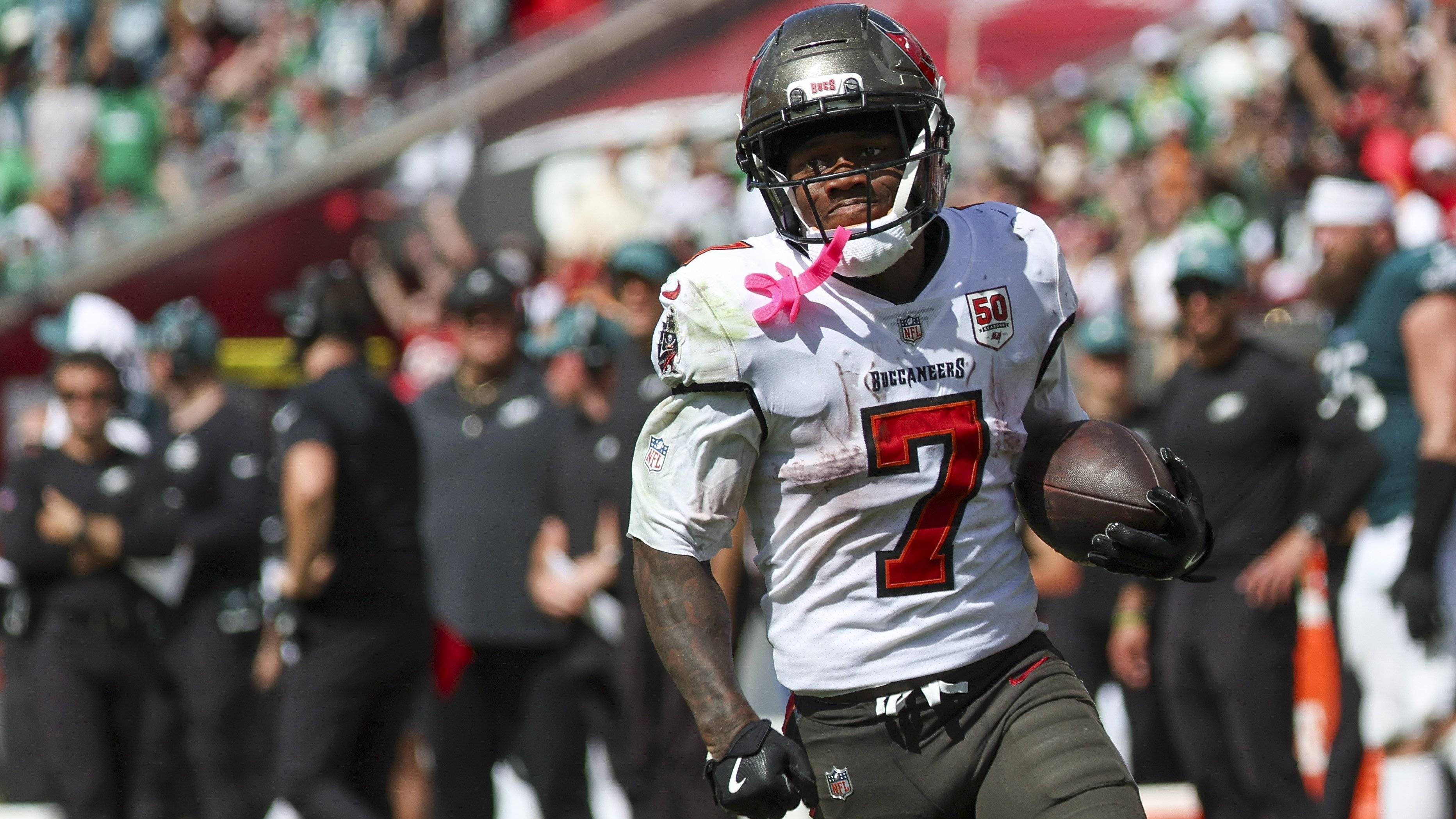 <em><strong>Bucky Irving (Tampa Bay Buccaneers)</strong><br>Rückschlag für die "Bucs"! Running Back Irving verpasst die Partie in Week 5 gegen die Seattle Seahawks, wie Head Coach Todd Bowles erklärte. Berichten zufolge könnte der 23-Jährige auch Week 6 verpassen, aber die Bucs haben ihn für dieses Spiel noch nicht abgeschrieben. Damit wird Rachaad White den größten Workload übernehmen.</em>