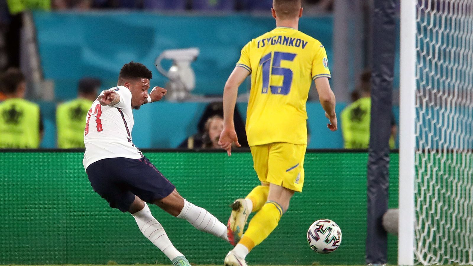 
                <strong>Erster Abschluss kurz vor der Pause</strong><br>
                Einem möglichen Tor kam Sancho gegen Ende der ersten Halbzeit recht nahe. Einen Schuss des Engländers in der 39. Minute konnte Ukraines Keeper Georgiy Bushchan gerade noch abwehren. Im Nachhinein entschied der deutsche Schiedsrichter Dr. Felix Brych zusammen mit seinen Assistenten auf Abseits. Ein möglicher Treffer Sanchos hätte aber wohl dennoch mit etwas Verspätung Anerkennung gefunden, denn die Abseitsentscheidung gegen Vorbereiter Luke Shaw war falsch.
              