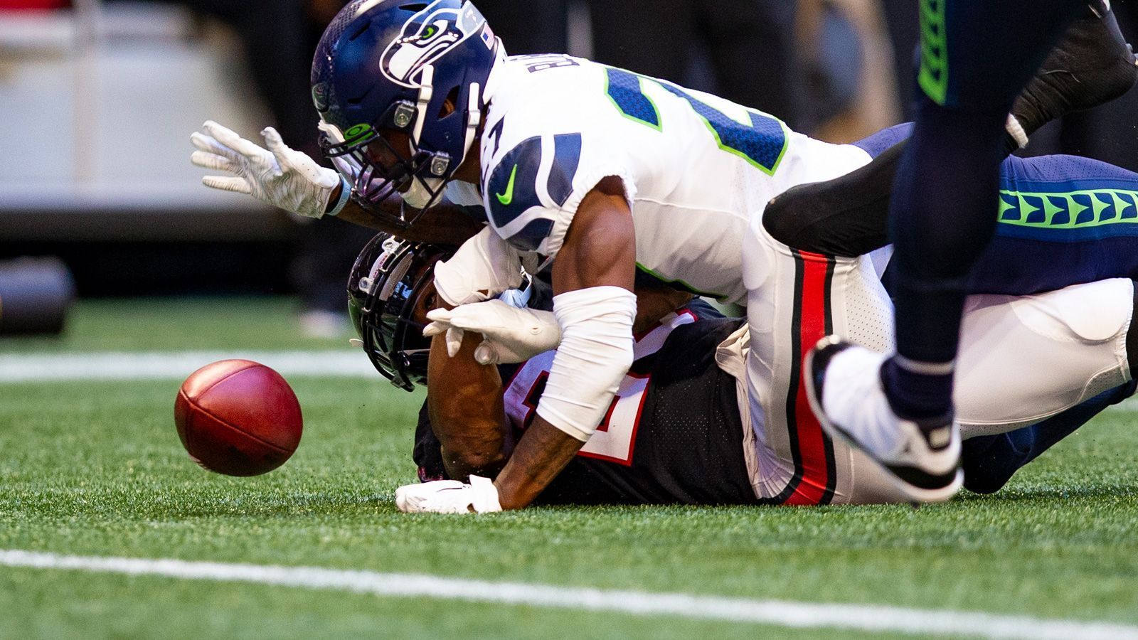 
                <strong>Marquise Blair (Seattle Seahawks)</strong><br>
                Wie bei den San Francisco 49ers kommt es auch beim NFC West-Rivalen im Doppelpack. Auch Nickel-Corner Marquise Blair steht Head Coach Pete Carroll den Rest der Saison 2020 nicht mehr zur Verfügung. Auch den Defensive Back erwischte es am Knie, als sein eigener Teamkollege K.J. Wright mit ihm kollidierte.
              