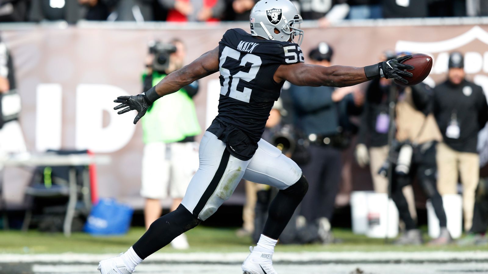 
                <strong>Las Vegas Raiders - Khalil Mack</strong><br>
                "Ein Trade, der oft als einer der schlechtesten in der Geschichte der Las Vegas Raiders (ehemals Oakland Raiders) angesehen wird, ist der Trade von Linebacker Khalil Mack im Jahr 2018. Die Raiders tradeten Khalil Mack, einen der besten Defensivspieler der Liga, an die Chicago Bears im Austausch für mehrere Draftpicks. Der Trade beinhaltete unter anderem zwei Erstrunden-Draftpicks (2019 und 2020), einen Drittrunden-Draftpick (2020) sowie einen Sechstrunden-Draftpick (2019). Der Trade wurde von vielen als schlecht bewertet, da Mack zu diesem Zeitpunkt als einer der dominierenden Spieler der NFL galt und bei den Raiders eine Schlüsselrolle spielte. Durch den Trade verloren die Raiders einen Spieler von außergewöhnlicher Qualität und Führungsfähigkeiten auf dem Feld. Khalil Mack setzte seine herausragende Karriere bei den Bears fort und hatte weiterhin großen Einfluss auf die Defensive. Die Raiders hingegen hatten Schwierigkeiten, die entstandene Lücke durch den Verlust von Mack zu schließen und eine ähnlich dominante Verteidigung aufzubauen."
              
