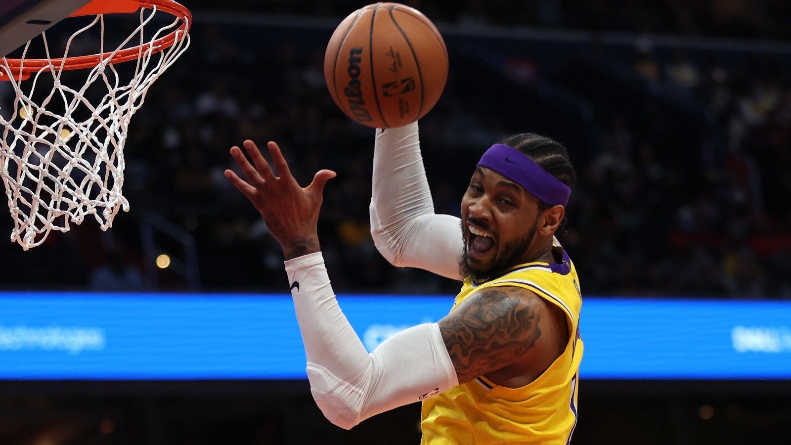 
                <strong>Platz 9: Carmelo Anthony</strong><br>
                28.218 Punkte (noch aktiv). Melo ist neben LeBron James einer von zwei noch aktiven Spielern, die zu den besten zehn Scorern der NBA-Geschichte zählen. Aktuell verdient der Forward sein Geld bei den Los Angeles Lakers, seiner bereits sechsten Station in der Liga. Er blickt unter anderen auf zehn All-Star-Nominierungen und drei Olympische Goldmedaillen zurück. Den NBA-Titel gewann er bislang aber noch nicht.
              