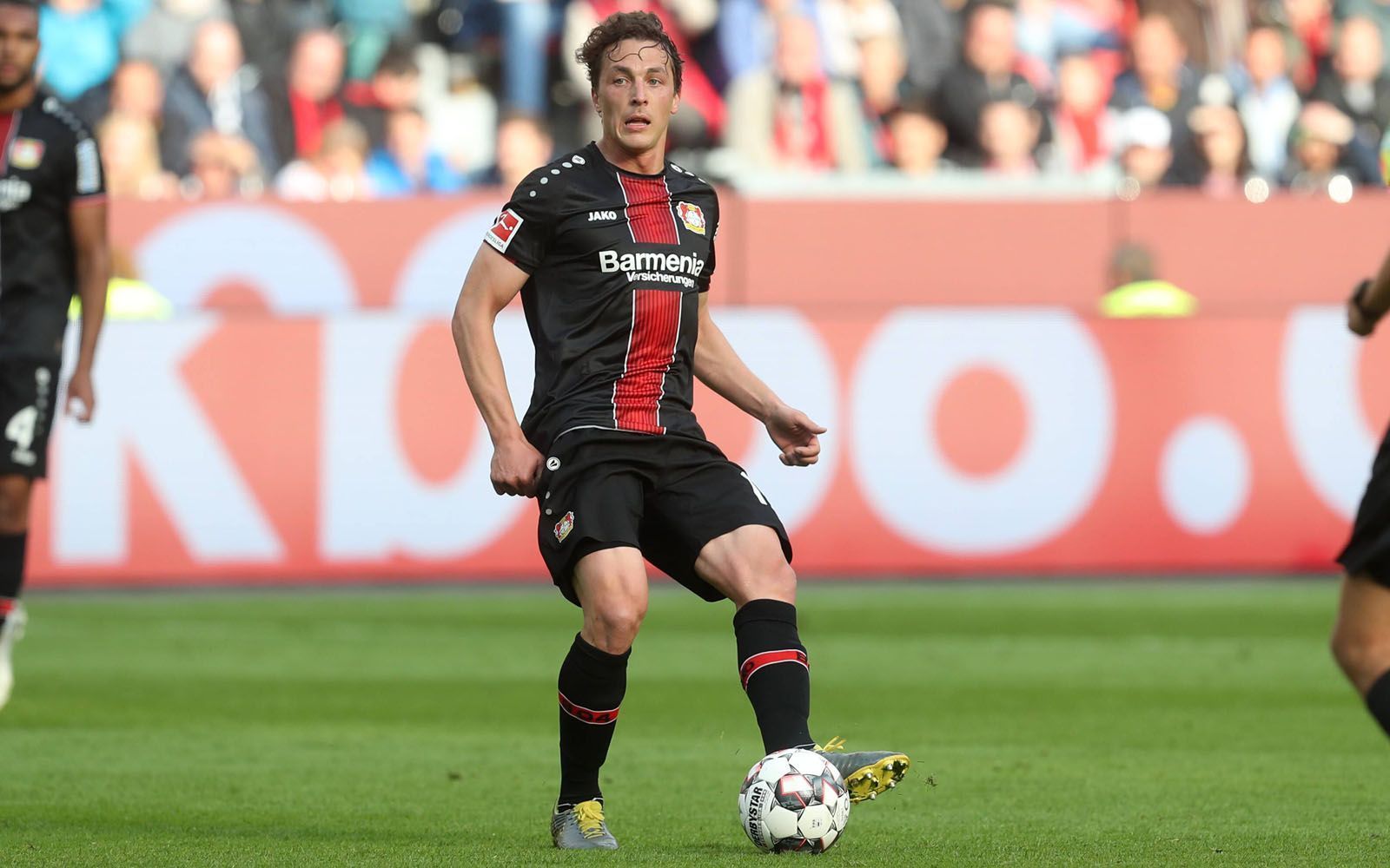 
                <strong>Platz 14: Julian Baumgartlinger (Bayer Leverkusen) </strong><br>
                Bundesliga-Einsätze: 21 Angekommene Pässe: 1.207Fehlpässe: 110 Pass-Summe: 1.317 Quote: 91,65
              