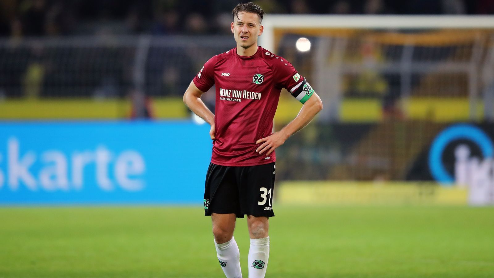 
                <strong>Waldemar Anton (Hannover 96)</strong><br>
                Für den 22 Jahre alten Hannover-Verteidiger Waldemar Anton wäre eine Länderspiel-Laufbahn für mehr als sogar ein anderes Land als Deutschland möglich. Anton hat russische Eltern und könnte somit theoretisch nach jetzigem Stand für das Land des WM-Gastgebers von 2018 spielen - oder eben für sein Geburtsland Usbekistan (Waldemar Anton wurde in Olmaliq geboren).
              