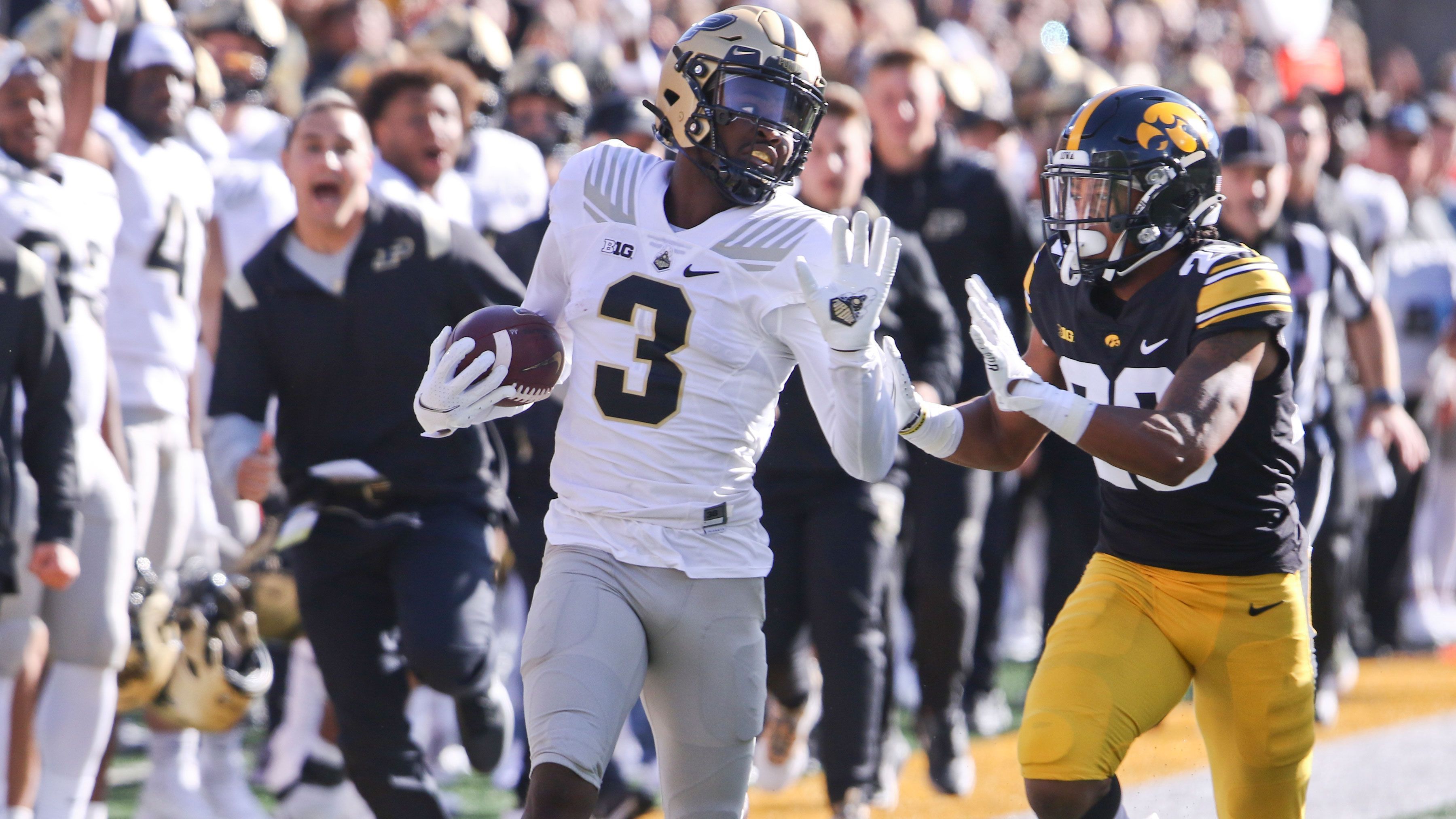 
                <strong>David Bell (Purdue Boilermakers)</strong><br>
                Sein Breakout-Spiel hatte Bell im November, als er die Michigan State University mit 217 Receiving Yards und einem Touchdown nahezu im Alleingang auseinandernahm. Zudem brach er den Schulrekord für die meisten Partien mit über 100 Receiving Yards. Ob Bell dieses Pensum auch in der NFL abrufen kann, bleibt noch abzuwarten. Dafür muss er in jedem Fall an seinen Routen und seiner Technik arbeiten, wohingegen sich seine Athletik, Körperbeherrschung und die Fähigkeit, Tackles zu brechen und Yards nach dem Catch zu generieren, schon auf gehobenem Niveau befinden. Er wird voraussichtlich am zweiten Tag gepickt.
              