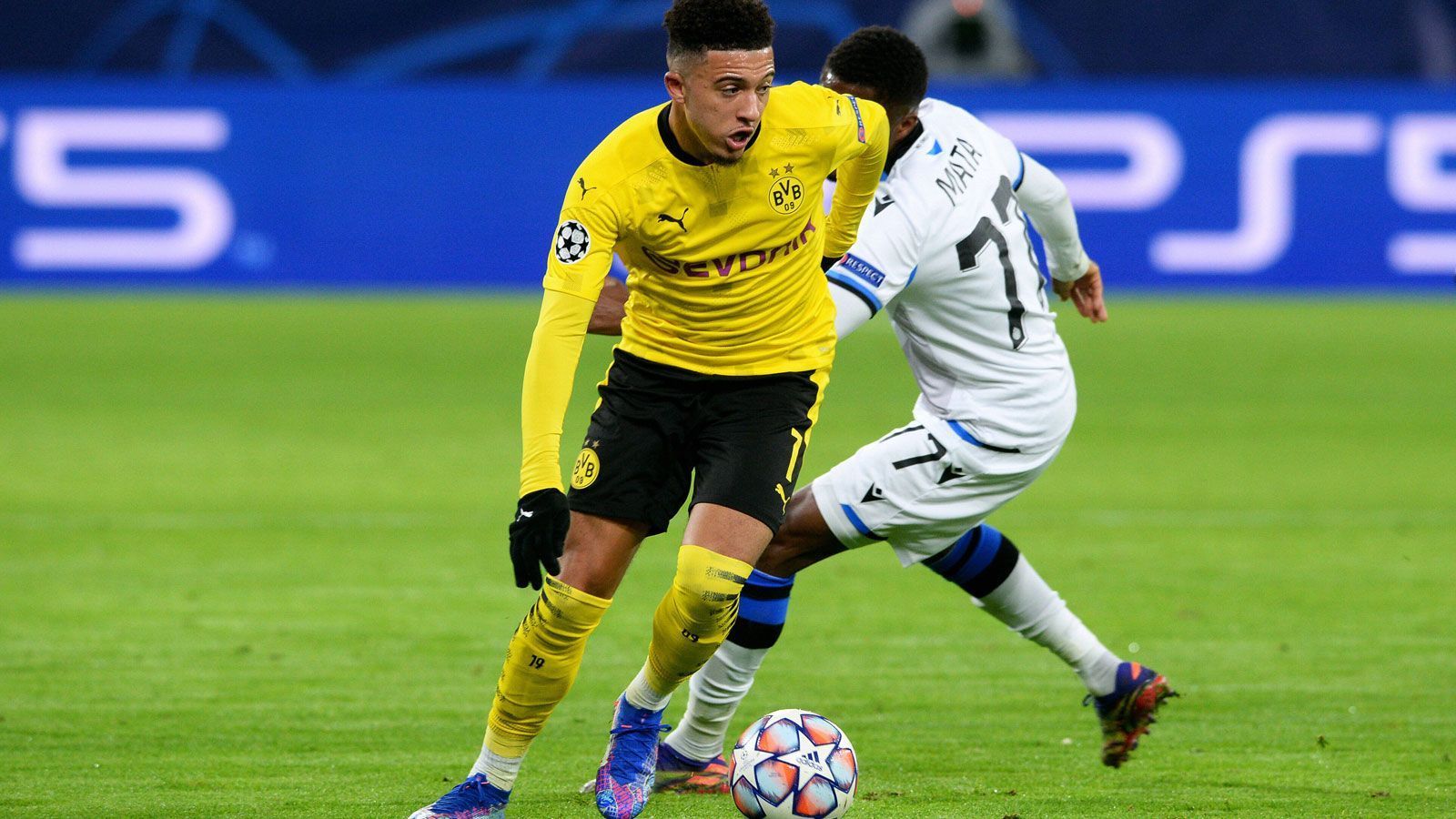 
                <strong>Jadon Sancho</strong><br>
                Der Engländer spielt sich aus seiner Formkrise heraus, bereitet das 1:0 durch eine Vorlage auf Haaland vor, trifft dann in der 45. Minute mit einem genial geschossenen Freistoß zum 2:0. Auch sonst ist er der überragende Mann auf dem Platz, spielt geniale Pässe, ist stark am Ball und blüht dabei sichtlich auf. ran-Note: 1
              