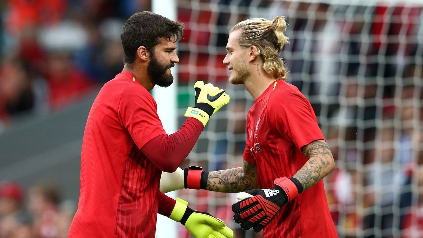 
                <strong>Flucht nach Istanbul</strong><br>
                Trotzdem hatte Karius in Liverpool keine Zukunft mehr. Nachdem die "Reds" Alisson Becker für rund 72 Millionen Euro verpflichtet hatten, flüchtete der Deutsche auf Leihbasis zu Besiktas Istanbul. In der Hoffnung, das Trauma abzulegen und seine angekratzte Reputation aufzupolieren. 
              