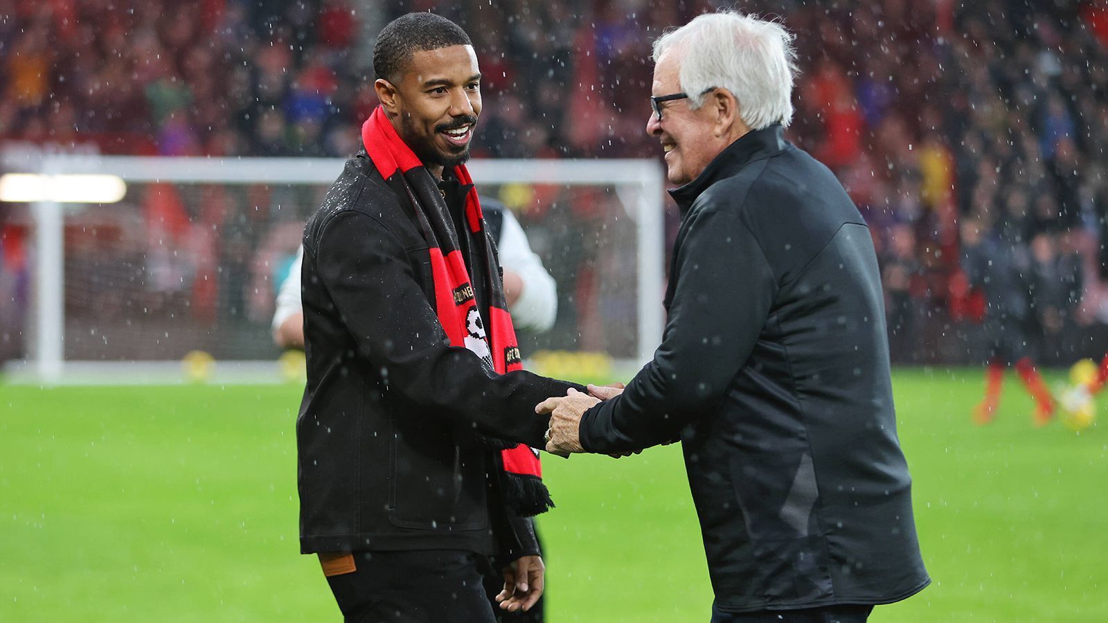 
                <strong>AFC Bournemouth: Bill Foley, Michael B. Jordan</strong><br>
                Ende 2022 übernahm der "Black Knight Football Club" den Verein AFC Bournemouth. Chef des Unternehmens ist der Amerikaner Bill Foley. Der 78-Jährige wurde in Austin geboren und arbeitete als Anwalt. Schauspieler Michael B. Jordan (li. neben Foley) besitzt Minderheitsanteile an dem Premier-League-Klub. Der Aufsteiger kämpft trotz der Finanzspritzen gegen den Abstieg.
              