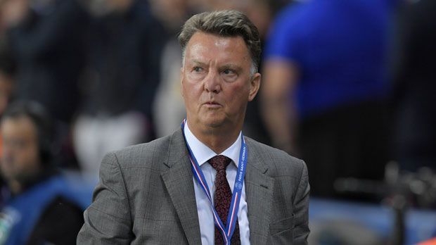 
                <strong>Louis van Gaal</strong><br>
                2011 erging es Louis van Gaal beim FC Bayern ähnlich wie zuletzt Carlo Ancelotti: Die Bayern setzten den Niederländer unter anderem wegen menschlicher Differenzen vor die Tür. Das Verhältnis zu Präsident Uli Hoeneß galt als zerrüttet. Doch die Zeiten ändern sich. Wie die "WAZ" berichtet, soll das "Feierbiest" in München tatsächlich als Ancelotti-Nachfolger gehandelt werden - interimsmäßig bis zum Saisonende. Beim 0:3 der Bayern in der Champions League bei Paris St. Germain saß van Gaal bereits zusammen mit der Bayern-Delegation auf der Tribüne. Alles nur Zufall?
              