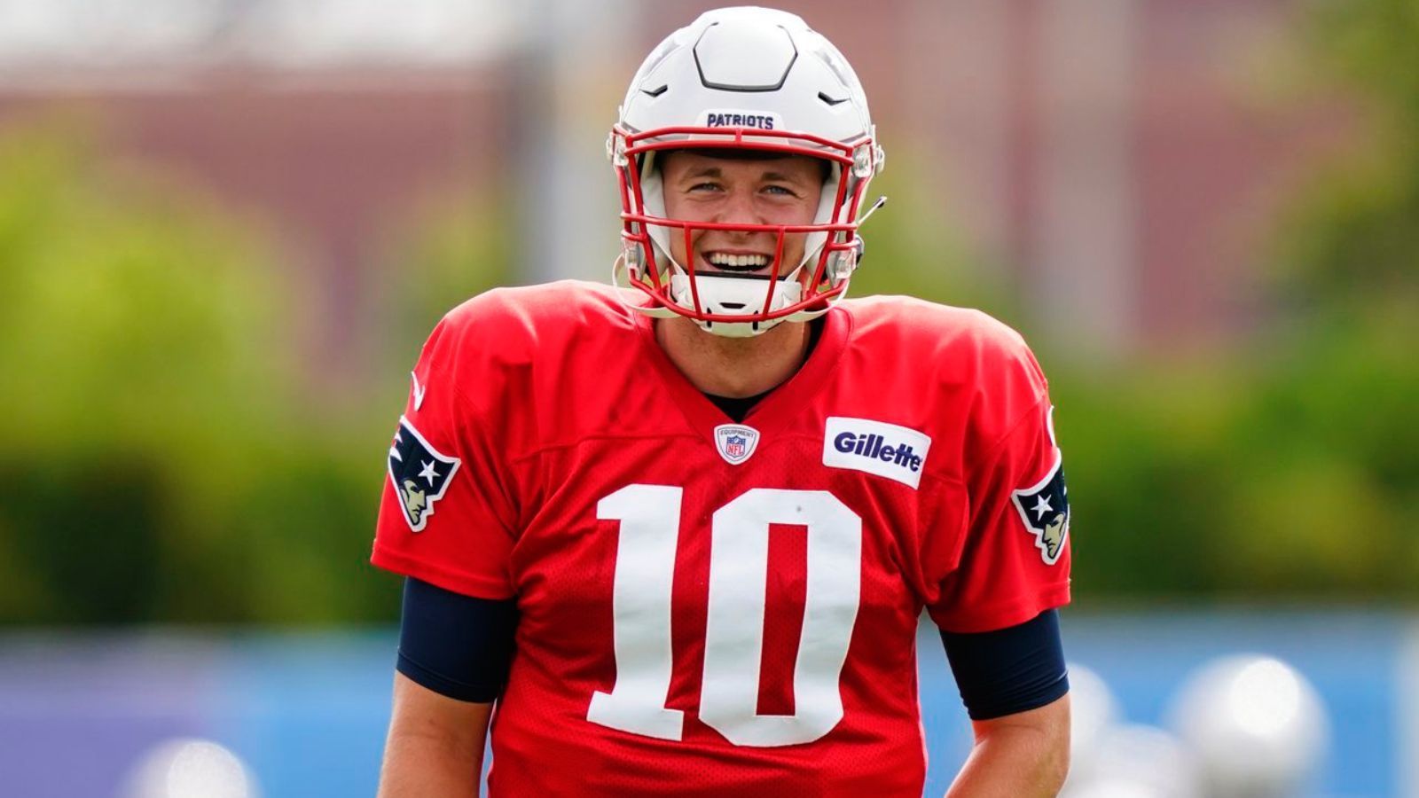 
                <strong>Gewinner: Mac Jones (New England Patriots)</strong><br>
                Apropos junger Quarterback, das ist auch Mac Jones von den New England Patriots. Seiner tollen Rookie-Saison ließ er nun auch einen tollen Start ins Training Camp folgen. Nicht nur gab es seltenes Sonderlob von Head Coach Bill Belichick, auch berichten Beobachter von einer außergewöhnlichen Chemie mit seinen Receivern - vor allem mit Kendrick Bourne und DeVante Parker. Zudem scheint Jones den Ball deutlich tiefer zu verteilen als noch 2021. Der 23-Jährige macht offenbar den Entwicklungsschritt, den die meisten von ihm erwartet haben.
              