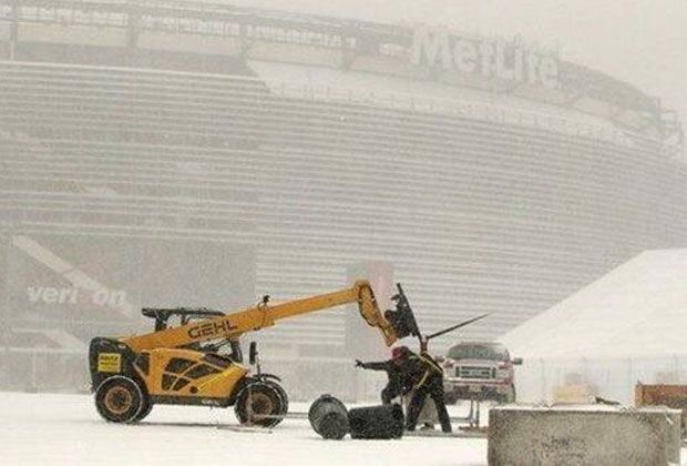 
                <strong>Super "Snow" Bowl 2014</strong><br>
                Auch schweres Gerät kommt bei den Räumungsarbeiten zum Einsatz. Die Fläche soll bis zum 2. Februar wieder bespielbar sein 
              