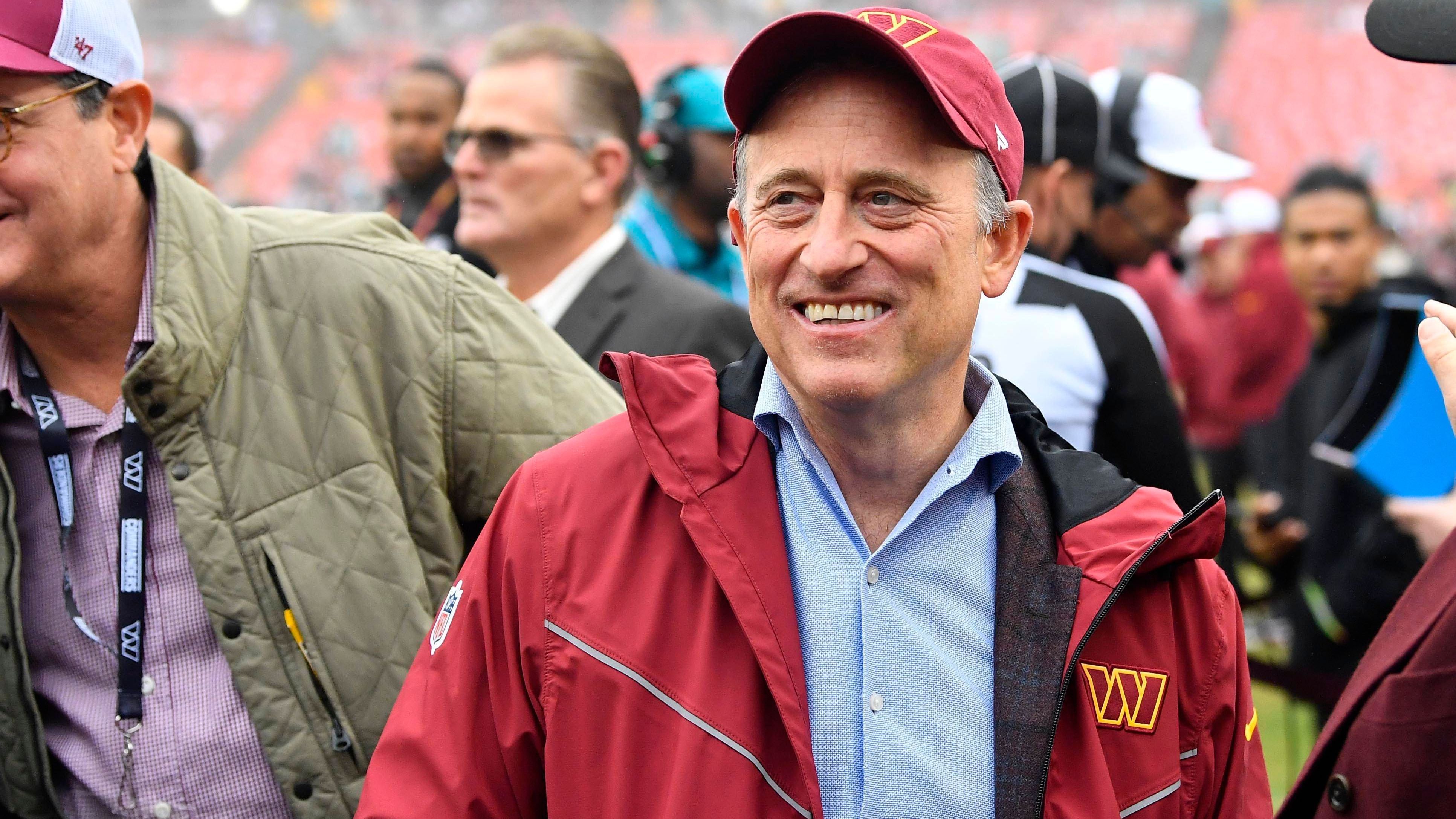 <strong>Washington Commanders - Josh Harris</strong><br>Im Juni 2023 stimmten die Teambesitzer einstimmig dem Verkauf der Washington Commanders von Dan und Tanya Snyder an die Harris-Gruppe um Finanz-Milliardär Josh Harris zu. Das Team aus der Hauptstadt wechselte für eine Rekordsumme von 6,05 Milliarden Dollar den Besitzer. Noch nie zuvor war eine Sportfranchise teurer. Harris besitzt unter anderem auch die Philadelphia 76ers aus der NBA.