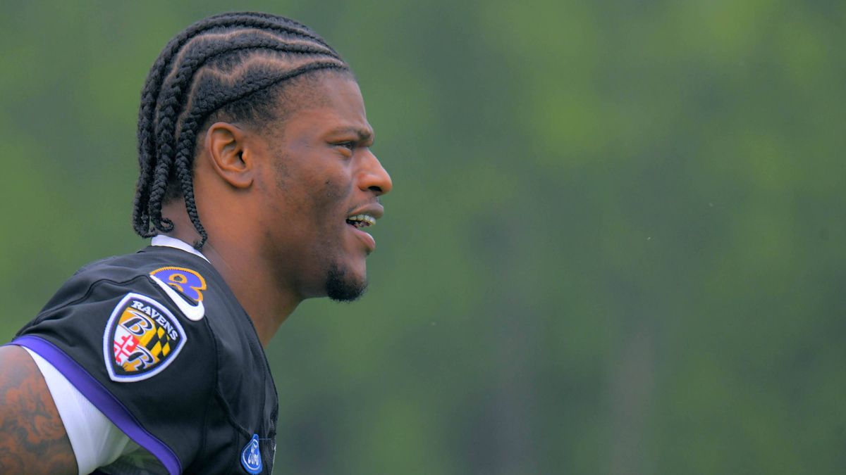 June 17, 2025, Owings Mills, Md, United States: Baltimore Ravens quarterback Lamar Jackson jogs to a news conference following the team s mini camp in preparation for the 2025 NFL season on Tuesday...