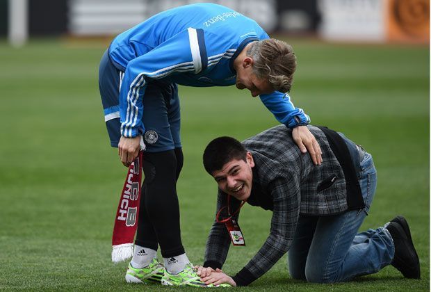 
                <strong>Georgischer Fan huldigt Bastian Schweinsteiger</strong><br>
                Weil dem georgischen Fan die Sache sichtlich Spaß macht, freut sich auch Schweinsteiger über so viel Zuwendung.
              