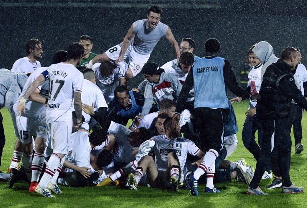 
                <strong>FC Carpi (2015)</strong><br>
                Nicht minder überraschend ist der Aufstieg des FC Carpi, der ebenfalls vor seinem Debüt im Oberhaus steht. Das Team, das vor fünf Jahren noch in der fünften Liga spielte, machte mit dem 0:0 am Dienstag gegen Bari den Aufstieg in die Serie A perfekt.
              