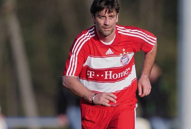 
                <strong>Oliver Kreuzer</strong><br>
                Bei Oliver Kreuzer denken viele Fußball-Fans aktuell an den Hamburger SV. Doch der gefeuerte Sportdirektor des Liga-Dinos hat auch eine Vergangenheit beim FC Bayern. 150 Spiele absolvierte Kreuzer zwischen 1991 und 1997 - und gewann unter anderem den UEFA-Pokal.
              