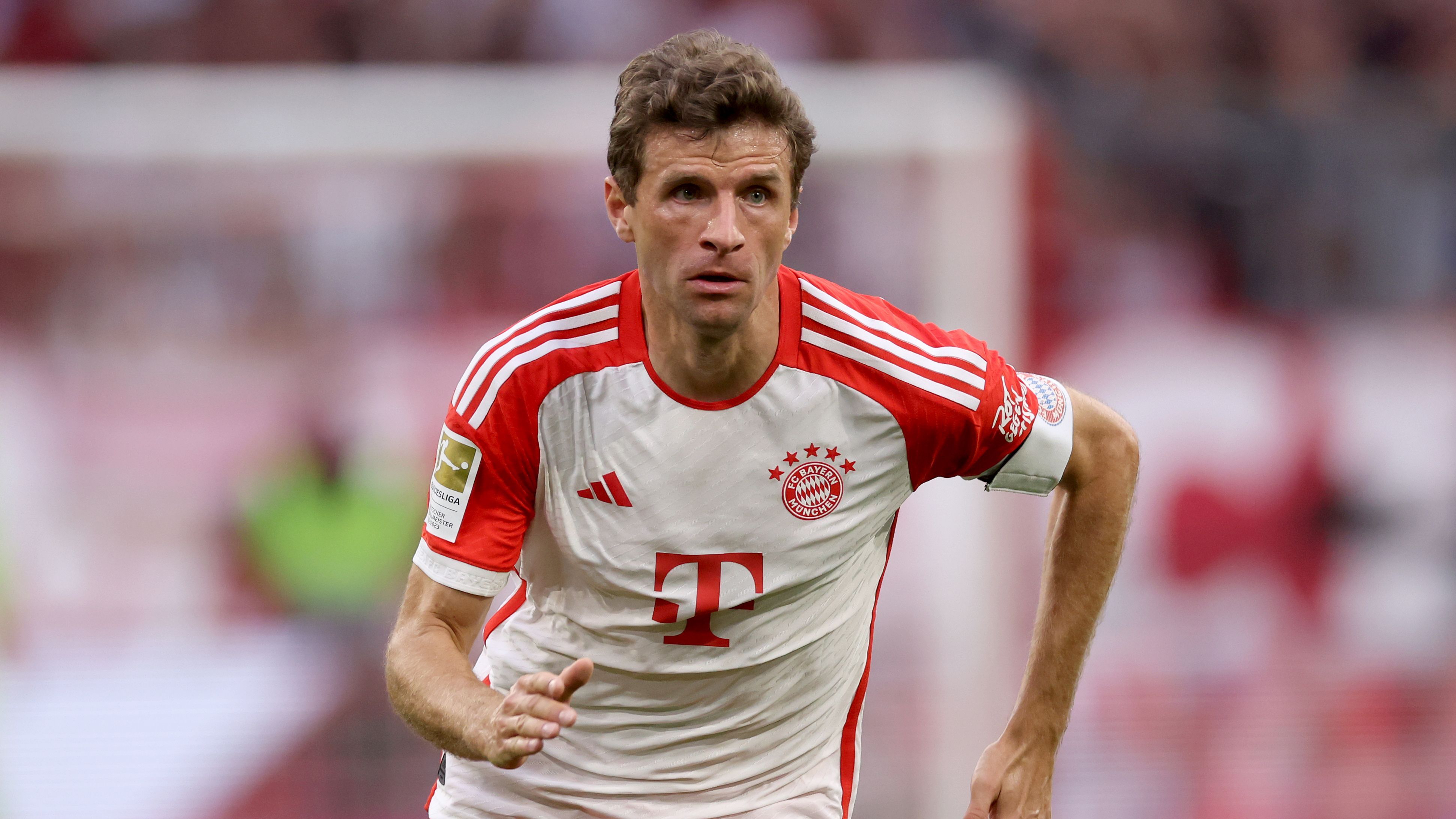 <strong>Thomas Müller (123 Länderspiele)<br></strong>Irgendwie geht es dann doch nicht ohne ihn. Auch Nagelsmann hat Müller nominiert, obwohl dieser zuletzt beim FC Bayern vermehrt auf der Bank saß. Aber: Seine Einwechslungen brachten immer positive Energie auf den Platz. Müller präsentierte sich nicht nur formstark, sondern nahm seine neue Rolle auch an. <em><strong>ran</strong></em>-Note: 2.