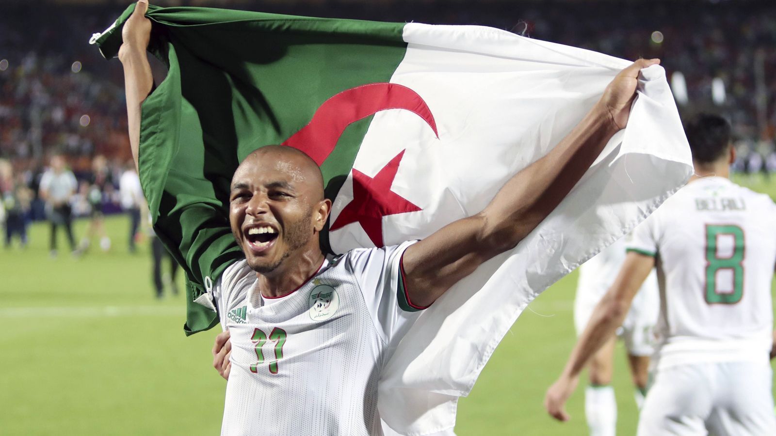 
                <strong>Yacine Brahimi (Al Rayyan Sports Club)</strong><br>
                Nachdem Yacine Brahimis Vertrag in Porto im Sommer 2019 auslief, rechneten die meisten Experten damit, dass der 29-jährige Algerier in eine Topliga wechseln würde. Angeblich soll etwa der FC Arsenal am Offensivmann interessiert gewesen sein. Überraschenderweise landete der Nationalspieler dann aber in Katar, unterschrieb beim Al Rayyan Sports Club auch gleich einen langfristigen Vertrag bis 2023. Der in Paris geborene Brahimi bringt unter anderem die Erfahrung von 50 Länderspielen mit, zudem absolviert er zahlreiche Einsätze in der Champions League. 
              