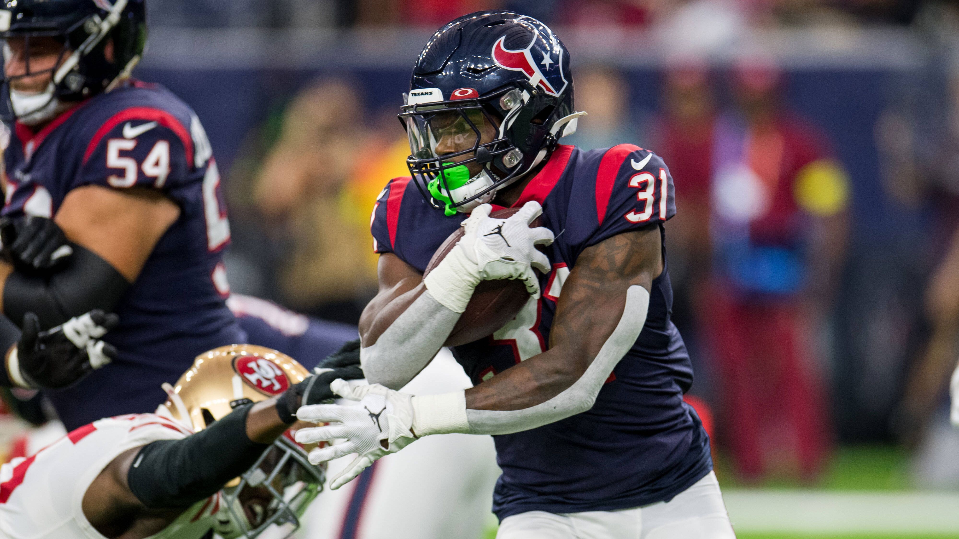 
                <strong>Dameon Pierce (Running Back/Houston Texans)</strong><br>
                Auch die Texans haben sich bereits festgelegt, welcher Running Back starten wird. Wie in New York wird es auch in Houston ein Rookie sein. Auch wenn Pierce erst an 107. Stelle in der 4. Runde gedraftet wurde, hat er sich in den Training Camps und der Preseason gegen Rex Burkhead, Dare Ogunbowale und Royce Freeman durchgesetzt. Darius Anderson ist zurzeit noch verletzt. In Florida auf dem College lieferte Pierce in vier Jahren 28 Touchdowns (Rushing & Receiving) ab und darf sich nun als Starter in der NFL bei den Texans beweisen.
              