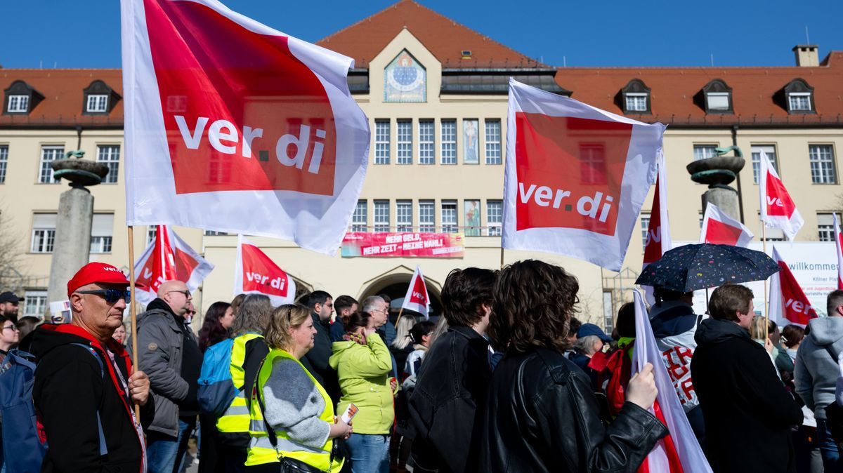 Mitarbeiter des öffentlichen Dienstes nehmen nach einem Aufruf der Gewerkschaft Verdi vor dem Klinikum Schwabing an einem Warnstreik teil.