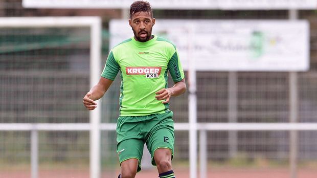 
                <strong>William Fils Aubameyang (vereinslos)</strong><br>
                Abwehr - William Fils Aubameyang (vereinslos): Auch nicht über die vierthöchste Liga Deutschlands hinaus kam der ältere Bruder von Dortmunds Torjäger Pierre-Emerick Aubameyang. Bis zum Jahresanfang spielte er für Kray. Seither ist der 29 Jahre alte Innenverteidiger vereinslos. Zuvor kam William Fils aber schon weit herum in der Fußballwelt, spielte für Vereine in Italien, Frankreich, Schottland, Belgien und Gabun.
              