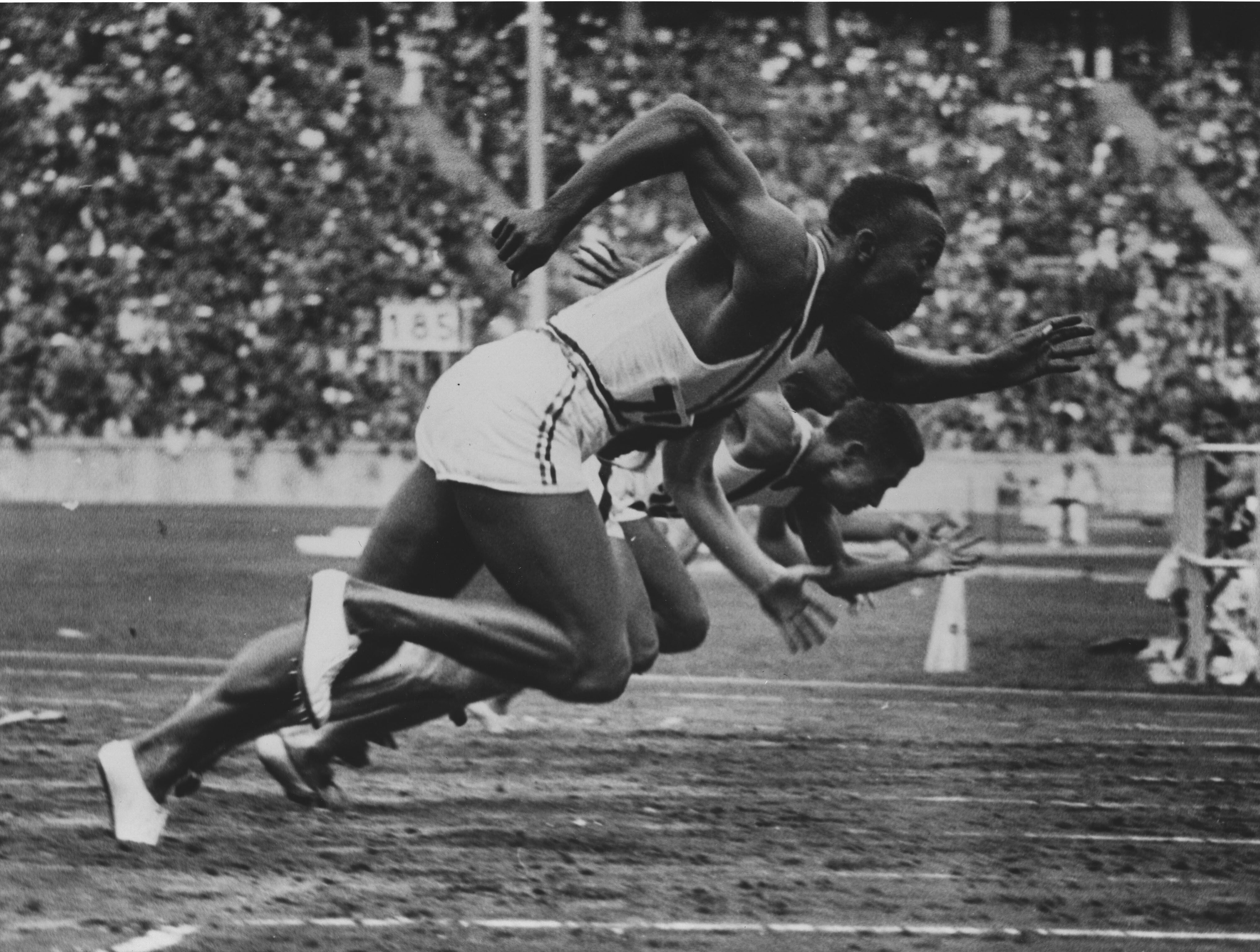 Spätestens bei den Olympischen Spielen 1936 im eigenen Land erlangen die Dassler-Brüder internationale Bekanntheit: Der amerikanische Sprinter Jesse Owens gewinnt mit ihren Schuhen vier Goldmedaillen.