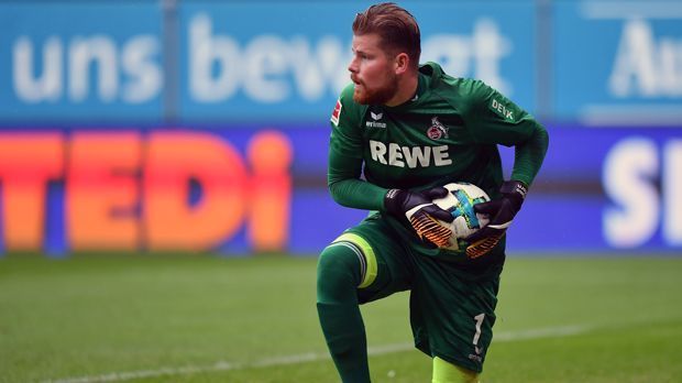 
                <strong>Die meisten gehaltenen Torschüsse</strong><br>
                Ja, Defensive ist nicht so ganz die Stärke der Kölner in dieser Saison. Ganze 55 Mal musste Kölns Torhüter Timo Horn bislang hinter sich greifen. Damit kassierte das FC-Eigengewächs so viele Gegentore wie kein anderer Keeper. Aber: Mit 113 parierten Torschüssen ist Horn die Nummer eins der Liga in dieser Wertung. Ihm im Nacken: Bremens Jiri Pavlenka (110 Torschüsse pariert) und Augsburgs Marwin Hitz (108 Torschüsse pariert). Wer setzt sich wohl bei diesem Kopf-an-Kopf-Rennen durch? Das weiß womöglich nur der ran-Hund - aber er verrät es nicht.
              