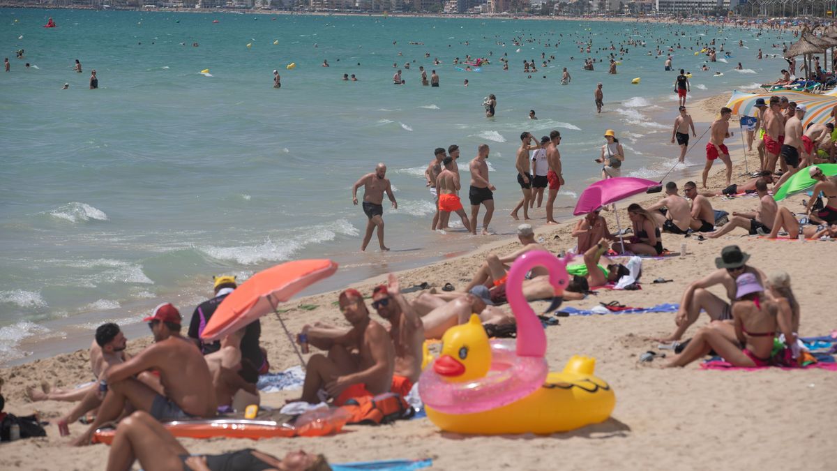Viele Spanier:innen können sich angesichts der durch den Tourismus gestiegenen Preise keinen Strandurlaub mehr im eigenen Land leisten. 