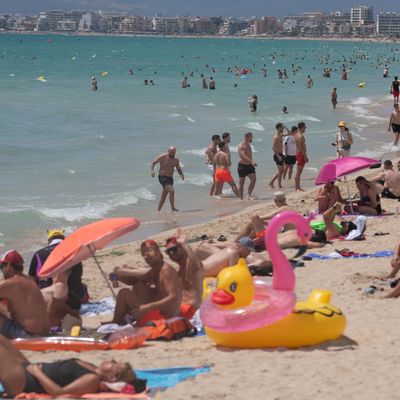 Viele Spanier:innen können sich angesichts der durch den Tourismus gestiegenen Preise keinen Strandurlaub mehr im eigenen Land leisten. 
