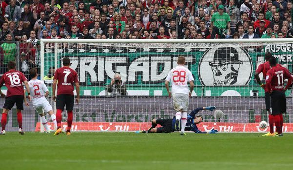 
                <strong>Hannover 96 - FC Augsburg 2:1</strong><br>
                Nach Wiederanpfiff geht's aber rund: Paul Verhaegh bringt die Gäste per Handelfmeter in Führung. Der vierte FCA-Sieg nacheinander liegt in der Luft...
              