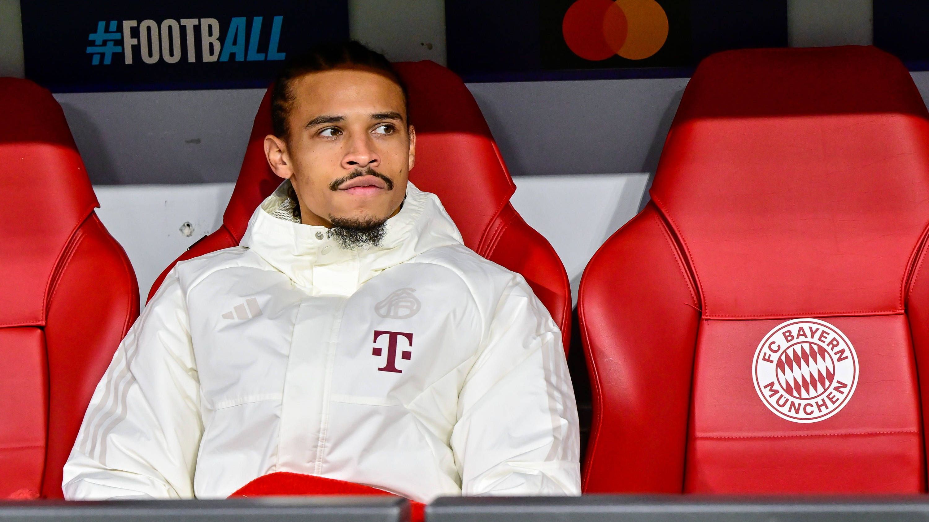 <strong>Leroy Sane</strong><br>Kommt in der 64. Minute für Coman und glänzt kurz danach mit einem guten Freistoßversuch. Aufgrund der Tabellensituation und der Kälte, gibt aber auch er nicht sein letztes Hemd. <strong><em>ran</em>-Note: 3</strong>