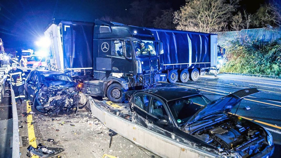Nach einer Chaosfahrt über mehrere Autobahnen hat die Polizei in Nordrhein-Westfalen einen auffälligen Lkw-Fahrer aus dem Verkehr gezogen.