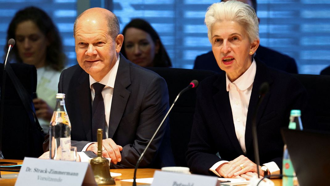 Bundeskanzler Olaf Scholz und Marie-Agnes Strack-Zimmermann.