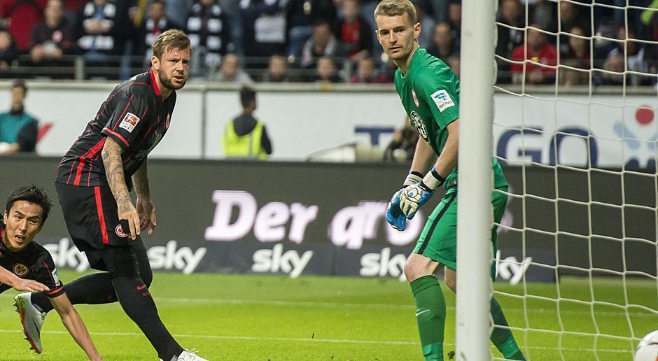 
                <strong>Lukas Hradecky</strong><br>
                Lukas Hradecky: In der ersten Halbzeit nicht geprüft, dann beim Eigentor chancenlos. Danach wieder beschäftigungslos. Undankbare Partie für einen Torwart. ran-Note: 3
              