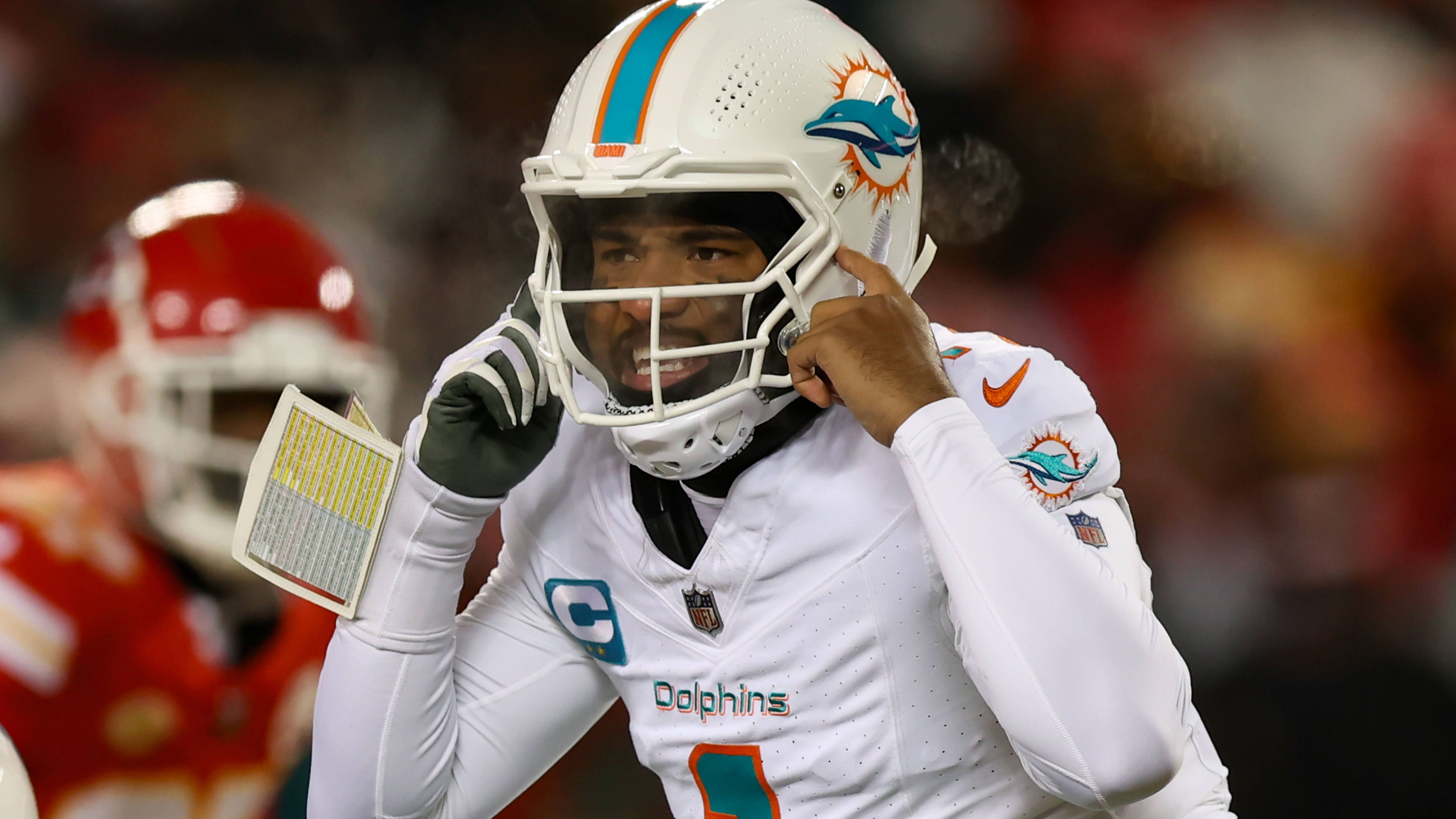 <strong>Tua Tagovailoa (Miami Dolphins)</strong><br>Lange dominierten Tua Tagovailoa und seine Dolphins die letzte Saison. Dann kam der Einbruch. In seiner Karriere lief es eigentlich andersherum. Auch Tua brauchte etwas, um reinzukommen. Danach lieferte er ab. Die Dolphins bekommen etwas für ihren Erstrundenpick - auch wenn erst etwas spät.