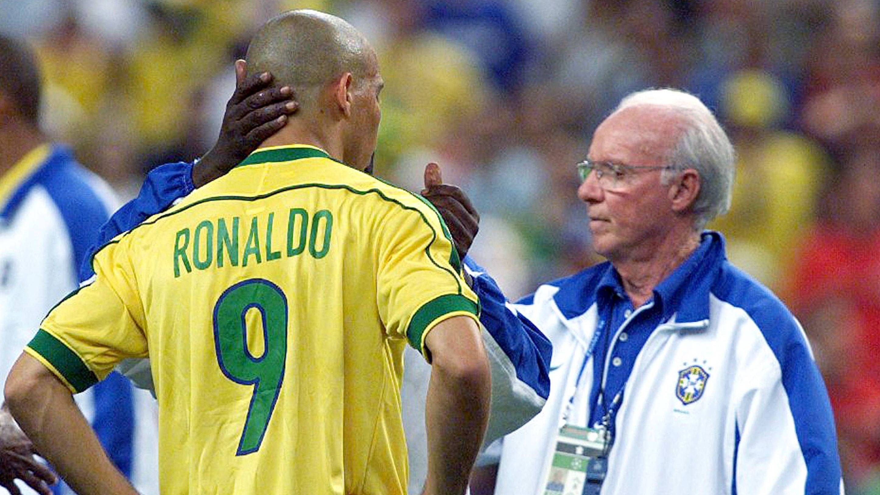 <strong>Trainer: Mario Zagallo</strong><br>Ronaldos Traum-Elf braucht natürlich auch einen Trainer und da hat er sich für Mario Zagallo entschieden. Der heute 92-Jährige trainierte Brasilien auf dem Weg zu den WM-Titeln 1970 und 1994, saß auch 1998 auf der Bank, als die Selecao im Finale gegen Frankreich mit 0:3 verlor. Als Spieler sicherte sich Zagallo den WM-Titel 1958 und 1962.&nbsp;