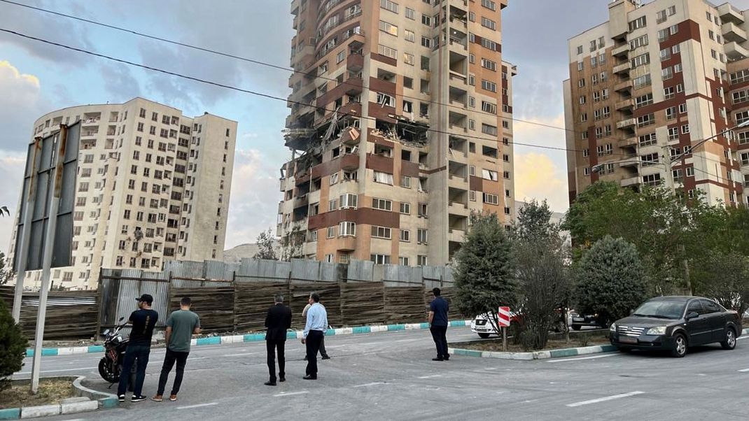 Israels Großangriff auf den Iran hat unter anderem Fassaden von Wohnhäusern zerstört.