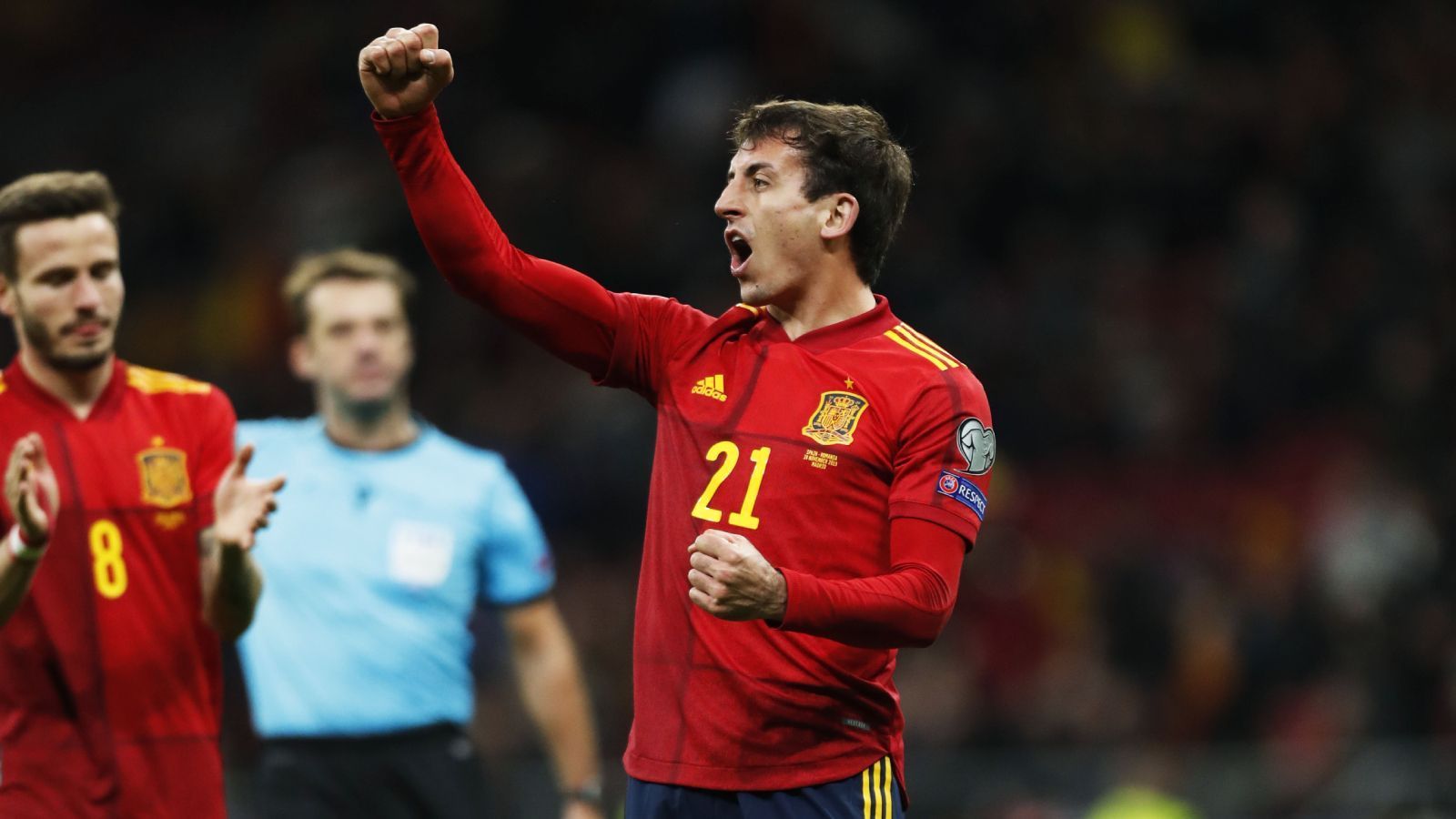 
                <strong>Mikel Oyarzabal (Real Sociedad) </strong><br>
                Ein weiterer Spanier auf dem Radar der Bayern ist offenbar Mikel Oyarzabal. Der spanische Nationalspieler könnte laut "AS" die Münchner Außenbahn verstärken und die kurzfristige Lösung zu Leroy Sane auf dem Flügel sein. Die Stärken des 22-Jährigen: seine Schnelligkeit und Stärke im Eins-gegen-Eins. Außerdem ist der Spanier offensiv variabel einsetzbar. 
              