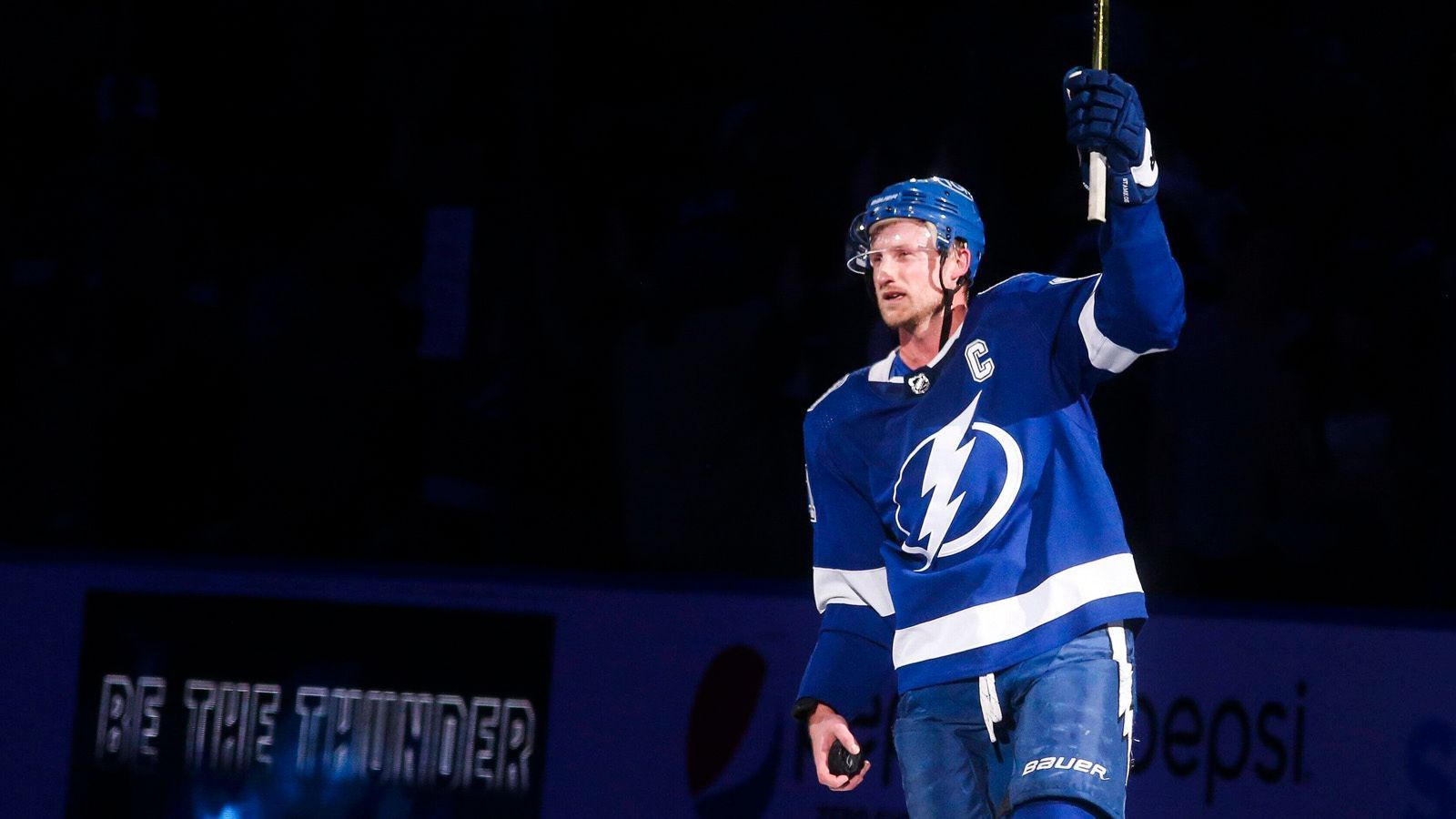 
                <strong>Steven Stamkos</strong><br>
                Steven Stamkos ist bereits seit dem Jahre 2013 der Kapitän von Tampa Bay. Seine große Stärke: der Abschluss. Bereits zwei Mal gewann der 32-Jährige die Maurice Richard Trophy als bester Torschütze der Liga. Der Kanadier mit nordmazedonisch-schottischer Abstammung war im Jahre 2008 der Nummer-1-Pick von Tampa Bay. Mit einem Gehalt von 8,5 Millionen US-Dollar zählt Stamkos zu den bestbezahlten Spielern der Franchise. In der regulären Saison war er mit 42 Toren und 64 Assists Tampas Top-Scorer. In den Playoffs ist er mit neun Treffern der beste Torschütze seiner Mannschaft. 
              