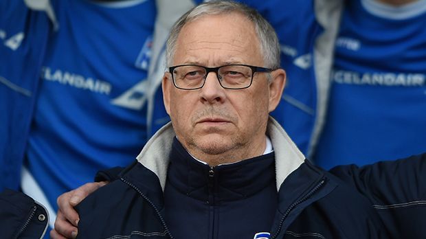 
                <strong>Islands Trainer: Lars Lagerbäck</strong><br>
                Islands Trainer: Lars Lagerbäck. 2011 übernimmt der Schwede das Team. Unter ihm entwickelt sich alle Spieler kontinuierlich weiter. In der Qualifikation etwa gewinnt der Underdog beide Spiele gegen die Niederlande. Am Dienstag steht ein letztes Spiel gegen die Türkei an.
              