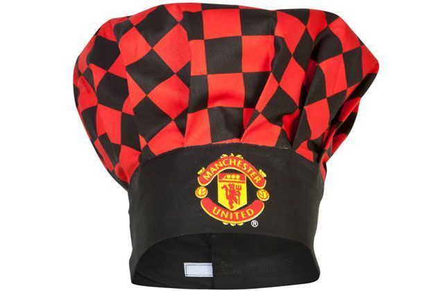 
                <strong>ManUtd-Kochmütze</strong><br>
                Wer will sich nicht von einem Manchester-United-Koch versorgen lassen. Interessant, wie man alte Trikots recyclen kann ...
              