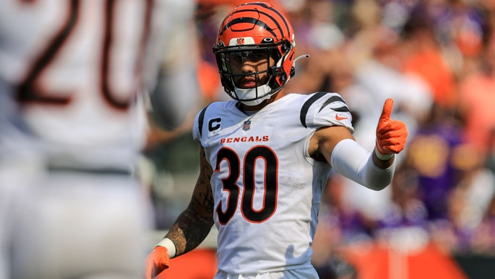 
                <strong>Verlierer: Jessie Bates III (Cincinnati Bengals)</strong><br>
                Ähnlich wie Deebo Samuel trainierte Jessie Bates in den ersten Tagen des Training Camps der Cincinnati Bengals gar nicht, weil er einen neuen Vertrag will. Anders als die 49ers jedoch, machen die Bengals derzeit keine Anstalten, dem Safety einen langfristigen Kontrakt anzubieten. Vielmehr ist der Vize-Champion der vergangenen Saison beeindruckt von Rookie-Safety Daxton Hill, der im April gedraftet wurde. Ob und wann Bates seinen Streik beendet, ist noch offen. Doch jeder Tag Holdout wirft den All-Pro-Safety einen Schritt zurück.
              