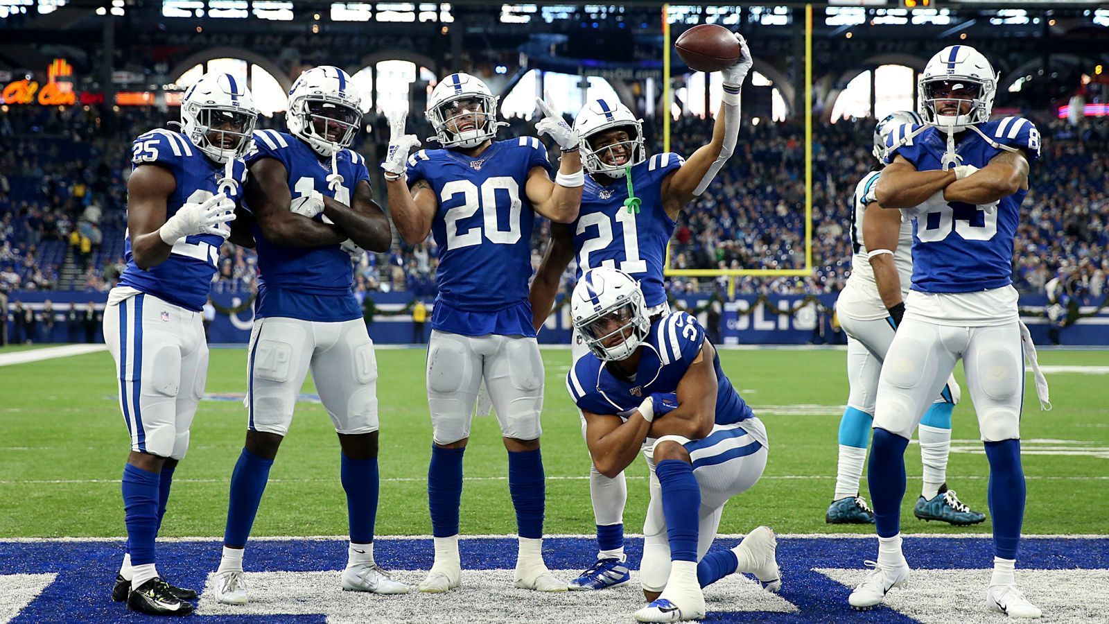 
                <strong>Indianapolis Colts </strong><br>
                Die Indianapolis Colts haben ihren 13. Pick in der ersten Runde für DeForest Buckner an die San Francisco 49ers abgegeben. Somit steht GM Chris Ballard ohne Erstrundenpick da - und das obwohl er noch einen jungen Quarterback für die Zukunft gebrauchen könnte. Die Colts haben sich mit Philip Rivers zwar einen erfahrenen Quarterback in der Free Agency gesichert, allerdings hat der Ex-Charger schon sein 38. Lebensjahr erreicht und in der abgelaufenen Spielzeit keine Top-Leistung mehr gezeigt. Dahinter steht Jacoby Brissett, dem man es offenbar nicht mehr zutraut, das Team langfristig als Starter anzuführen. Zwar sind die Top-Prospects Joe Burrow, Tua Tagovailoa und Justin Herbert wohl auch nach einem Trade außer Reichweite, allerdings tummelt sich dahinter noch Passgeber Jordan Love. Der Spielmacher von der Utah State könnte hinter Rivers und Brissett in Ruhe lernen - sollte Ballard noch Bedarf sehen.
              