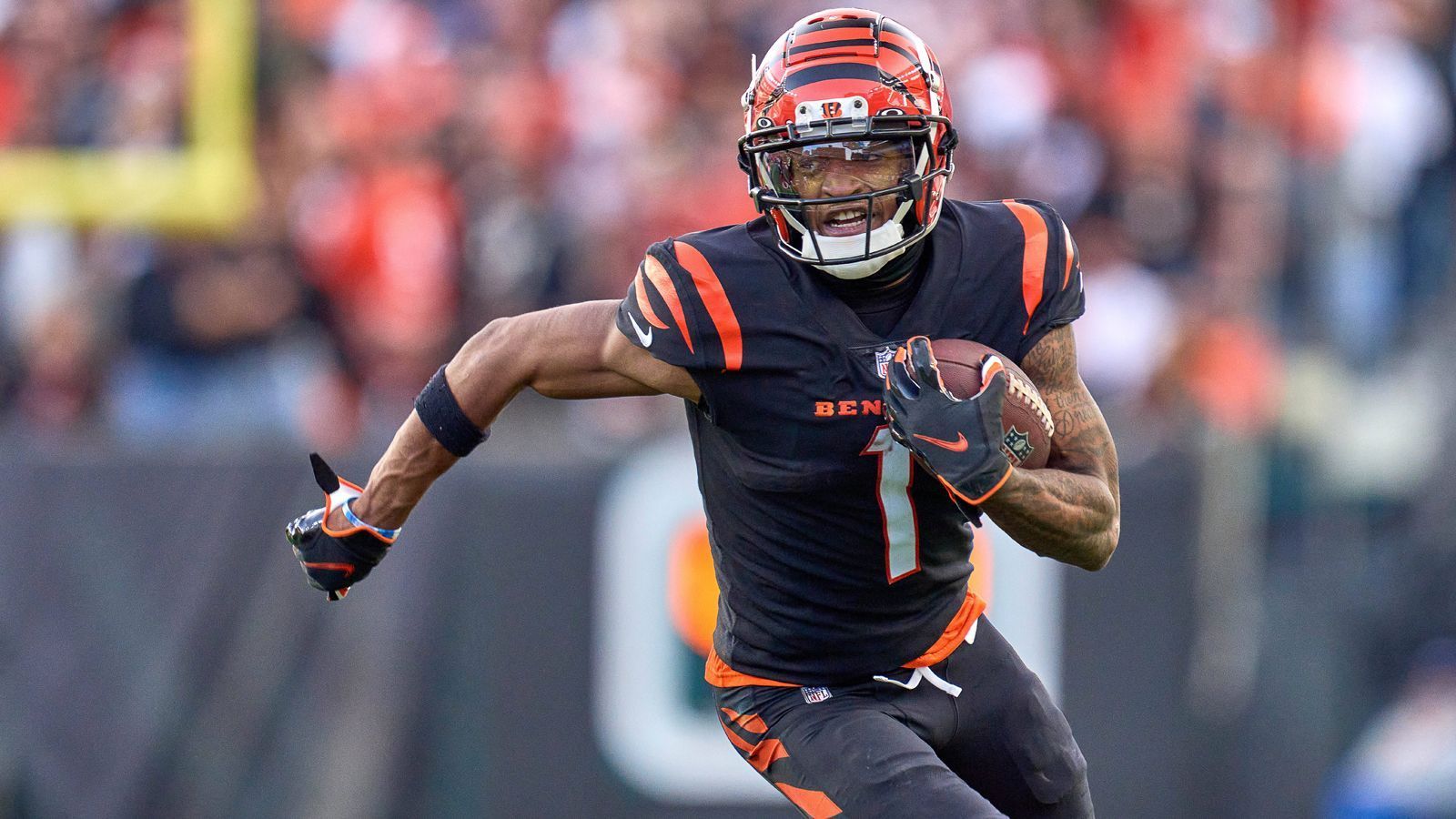 
                <strong>Ja'Marr Chase (Wide Receiver, Cincinnati Bengals)</strong><br>
                Bei Ja'Marr Chase waren sich die Experten ebenfalls einig. Auch ihm wurde vorausgesagt, es eines Tages in den Pro Bowl zu schaffen. "Die Art und Weise seiner Beschleunigung ist auf einem komplett anderen Level", wird ein NFC-Scout auf NFL.com zitiert. Trotzdem sei sein Route-Tree noch ausbaufähig, auch am Blocking müsse er noch arbeiten. Das hat er scheinbar auch getan, denn bei einem Touchdown von Joe Mixon gegen die Detroit Lions ebnete Chase mit einem Monster-Block den Weg in die Endzone. 
              