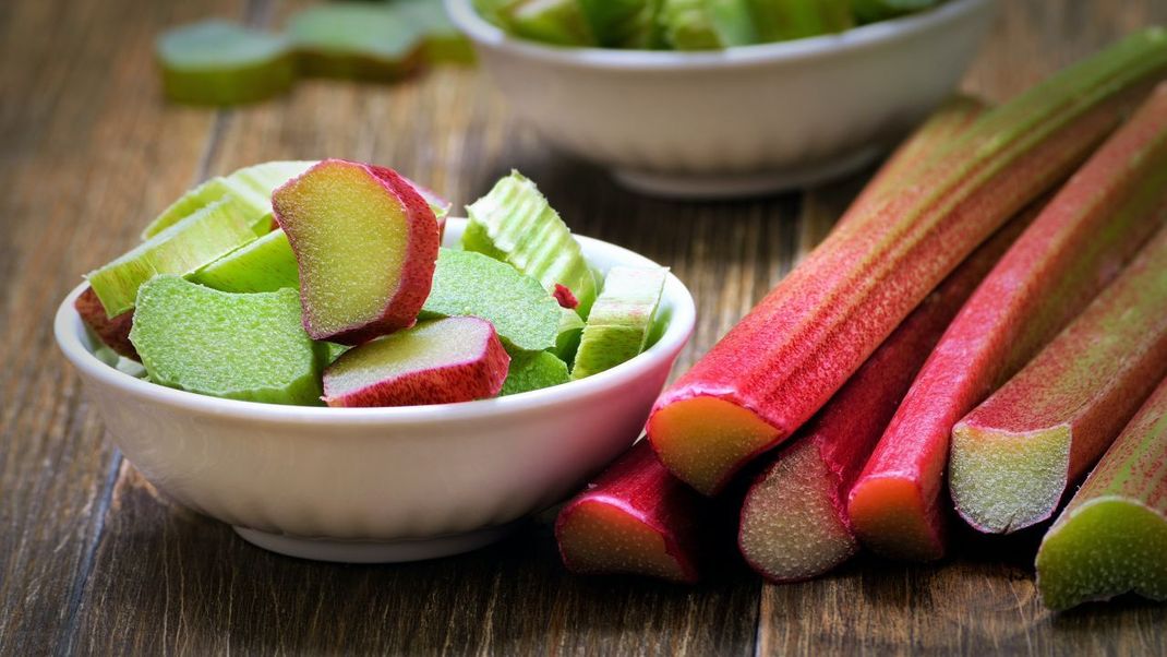 100 Gramm Rhabarber enthalten nur 15 Kalorien (zum Vergleich: eine Banane hat 90 Kalorien pro 100 Gramm). Dafür stecken in ihm gesunde Nährstoffe wie Eisen, Kalium und Vitamin C.