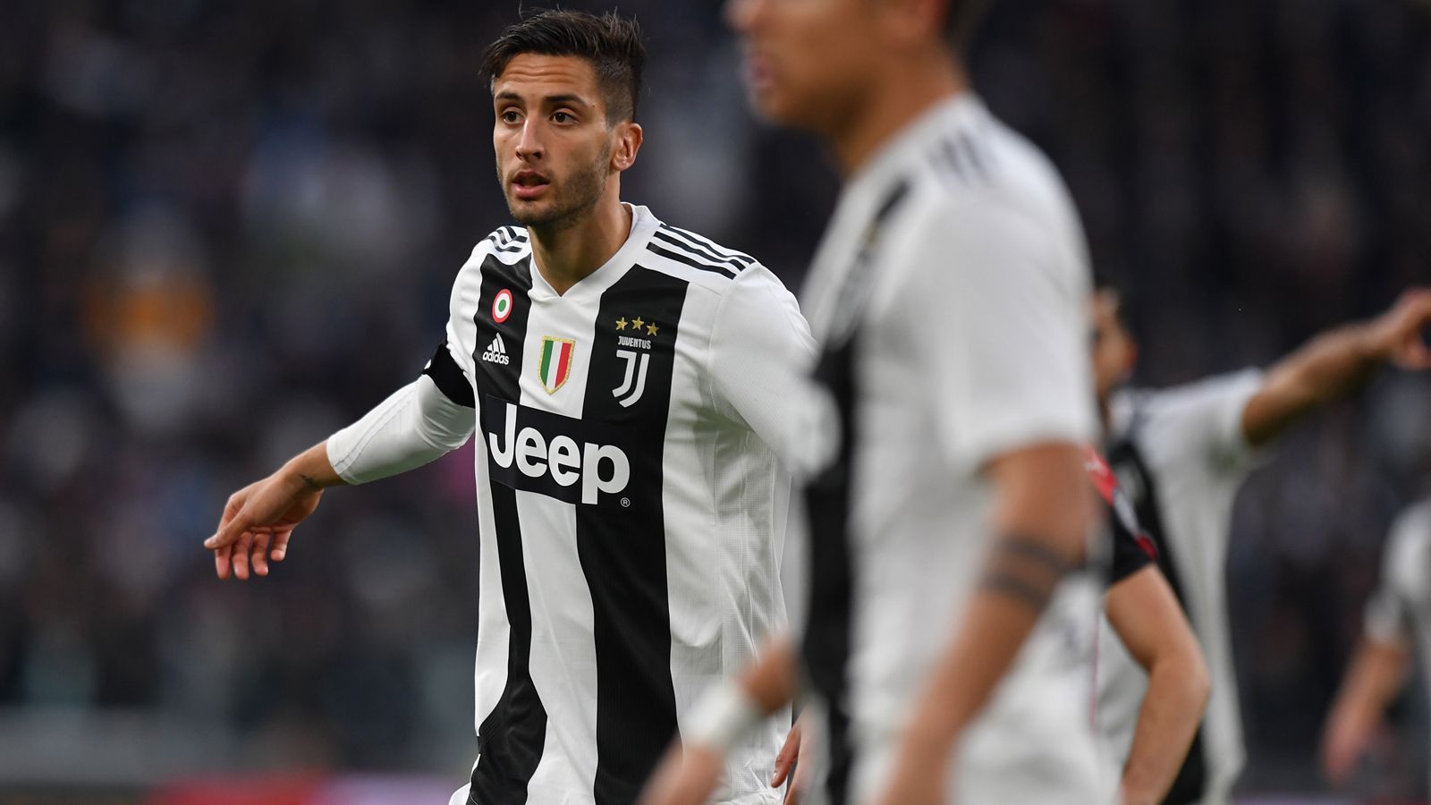 
                <strong>Rodrigo Bentancur (Juventus Turin)</strong><br>
                Schon ein gutes Stück weiter als Kean ist dessen Mitspieler Rodrigo Bentancur. Der 21-jährige Uruguayer gehört bei Coach Massimiliano Allegri schon sehr oft zur Startformation. In seiner zweiten Saison in Italien kam der Mittelfeldspieler bislang zu 34 Pflichtspiel-Einsätzen (zwei Tore). Ausgebildet wurde Bentancur zuvor in Argentinien bei den Boca Juniors, die mit ihm dann eine ganz nette Ablösesumme erwirtschaften konnten. Laut übereinstimmenden Medienberichten soll der Nationalspieler im Sommer 2017 für kolportierte 12,5 Millionen Euro Ablöse zum amtierenden Meister und Tabellenführer der Serie A gewechselt sein.
              