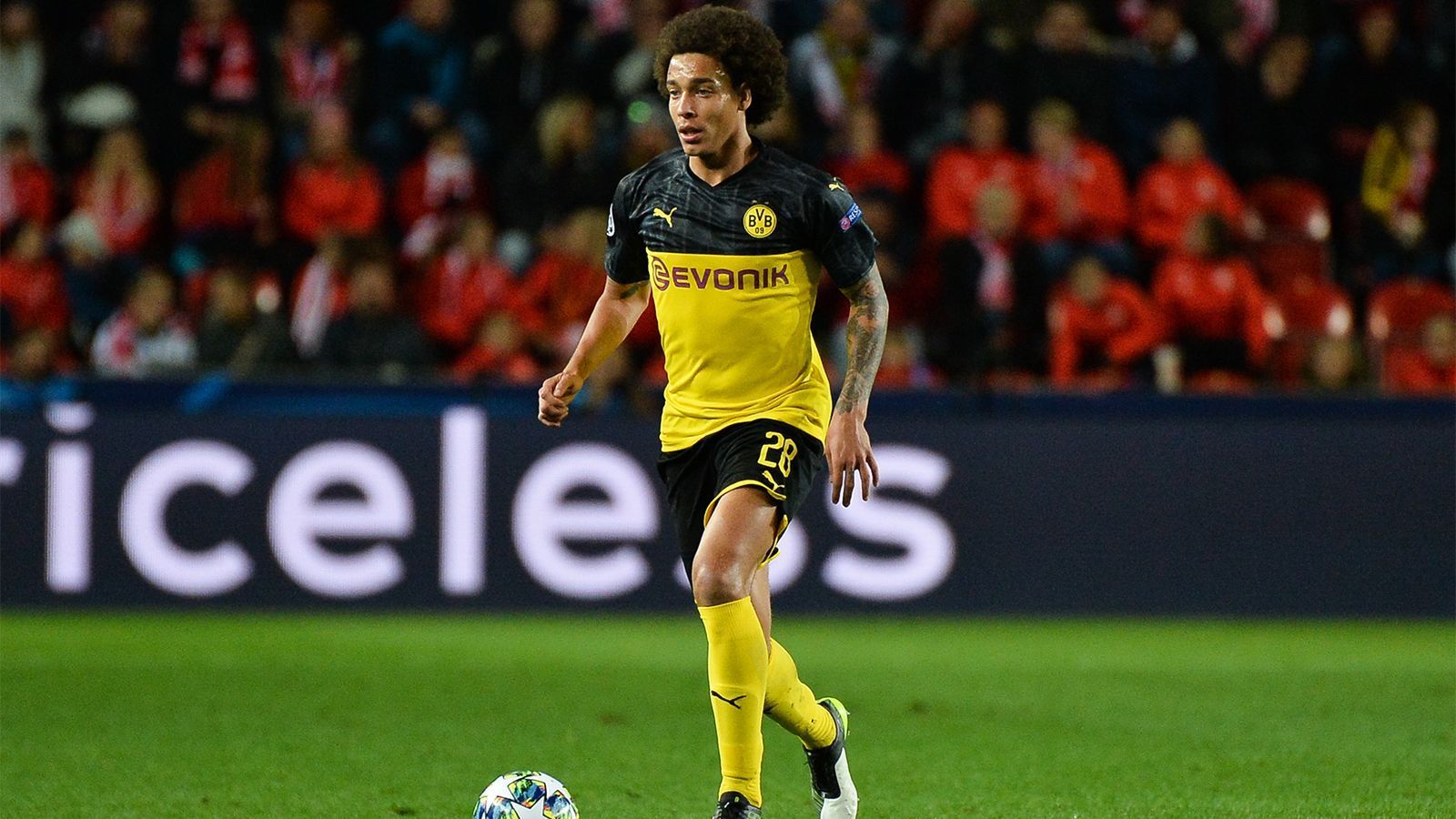 
                <strong>Axel Witsel</strong><br>
                Der eigentliche Taktgeber wirkt zunächst noch leicht verschlafen. Mit einem Ballverlust im eigenen Strafraum ermöglicht Witsel den ersten Slavia-Abschluss. Er versucht, Struktur ins Spiel zu bekommen - doch es bleibt beim Versuch. ran-Note: 4
              