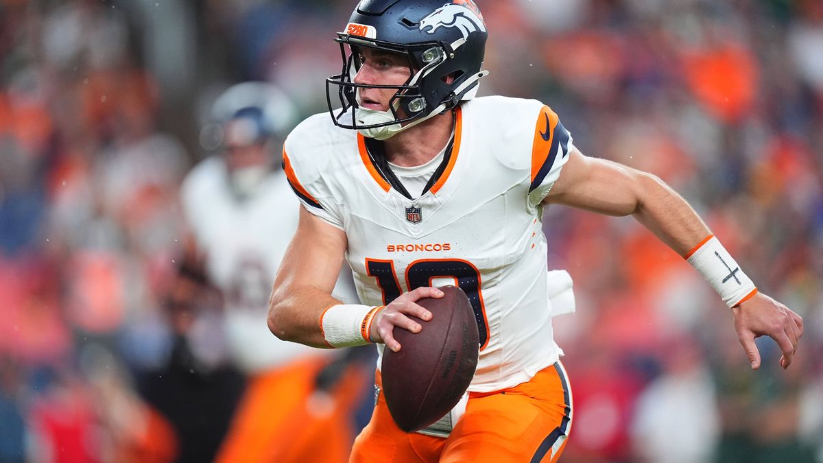 NFL, American Football Herren, USA Green Bay Packers at Denver Broncos Aug 18, 2024; Denver, Colorado, USA; Denver Broncos quarterback Bo Nix (10) scrambles with the ball in the first quarter again...