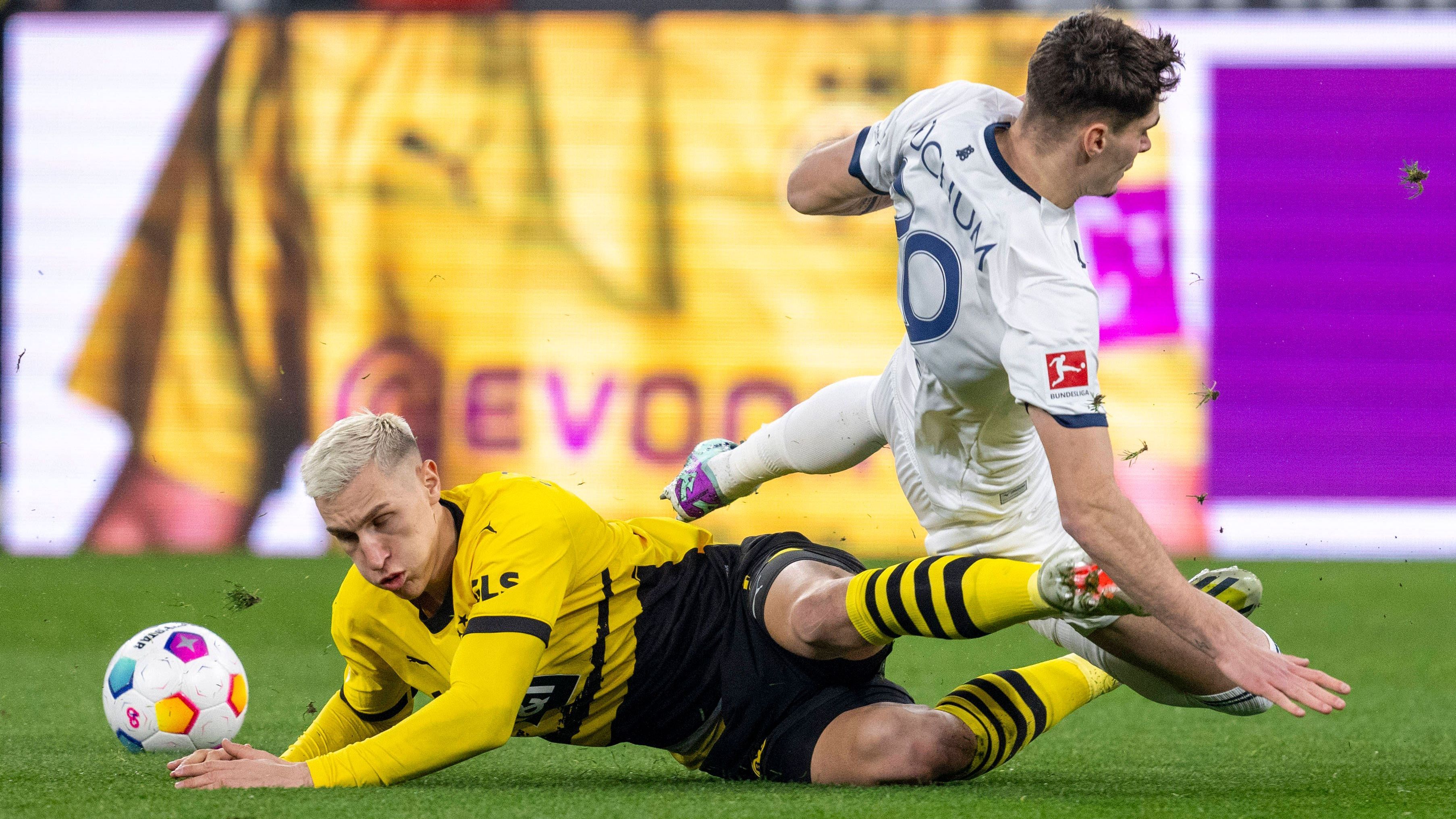 <strong>Nico Schlotterbeck</strong><br>Führt sich mit zwei ganz starken Grätschen ins Spiel ein. Danach lange tadellos, dann aber mit einem schlimmen Eigentor kurz vor der Pause, als er seinem Torwart den eigentlich sicheren Ball wegnimmt und ohne Not ins eigene Tor grätscht. Im zweiten Durchgang souverän unterwegs. <strong><em>ran</em>-Note: 3</strong>